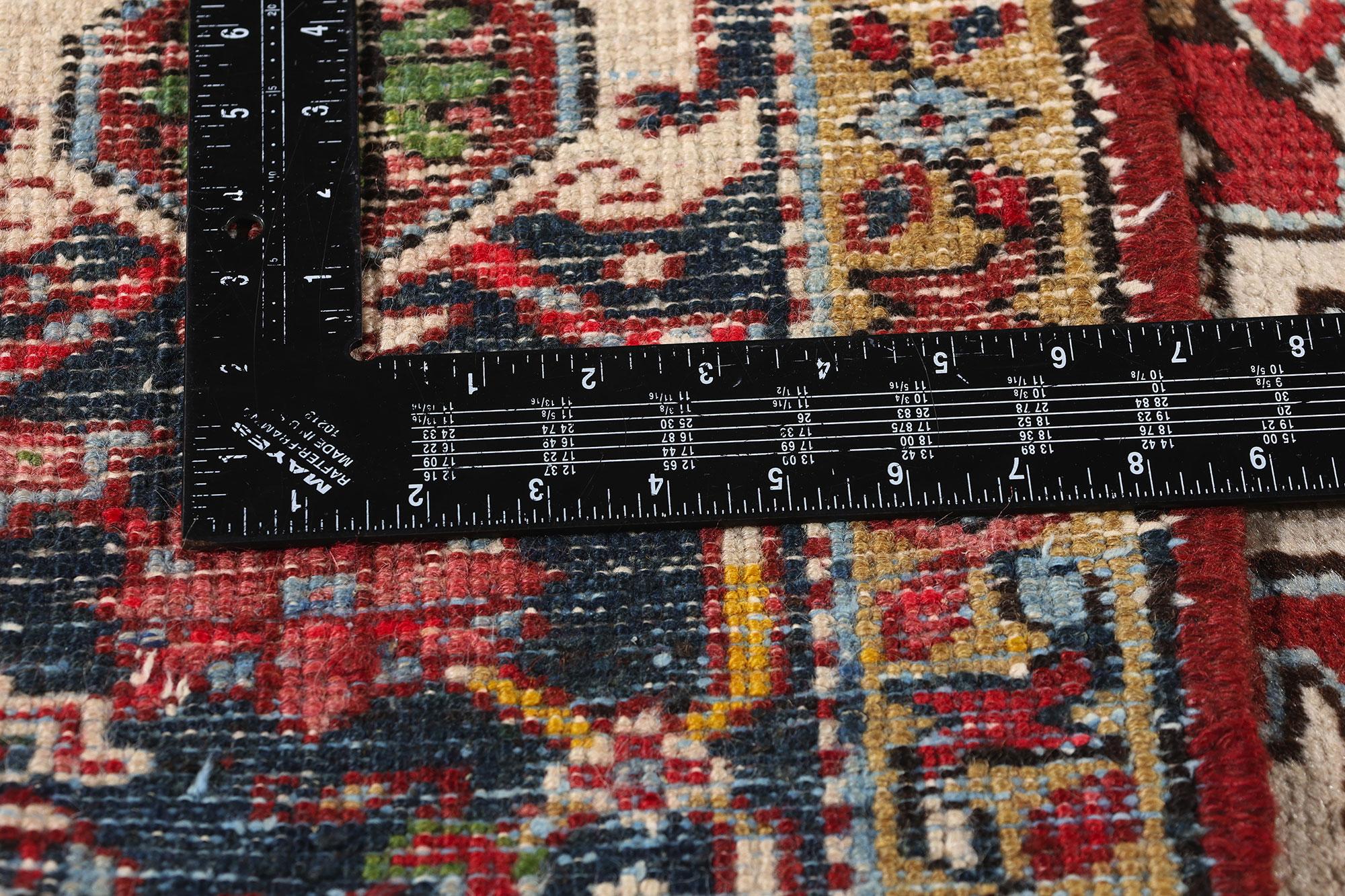 Antiker elfenbeinfarbener persischer Serapi Heriz-Teppich mit Drachen im Angebot 2