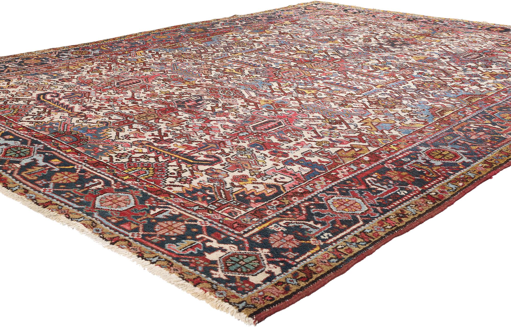 90004 Antiker elfenbeinfarbener persischer Drachen-Heriz-Teppich, 08'03 x 10'06. Dieser exquisite, handgeknüpfte Teppich aus Wolle in antikem Elfenbein aus der Perserfamilie Dragon Heriz ist ein faszinierendes Beispiel für traditionelle