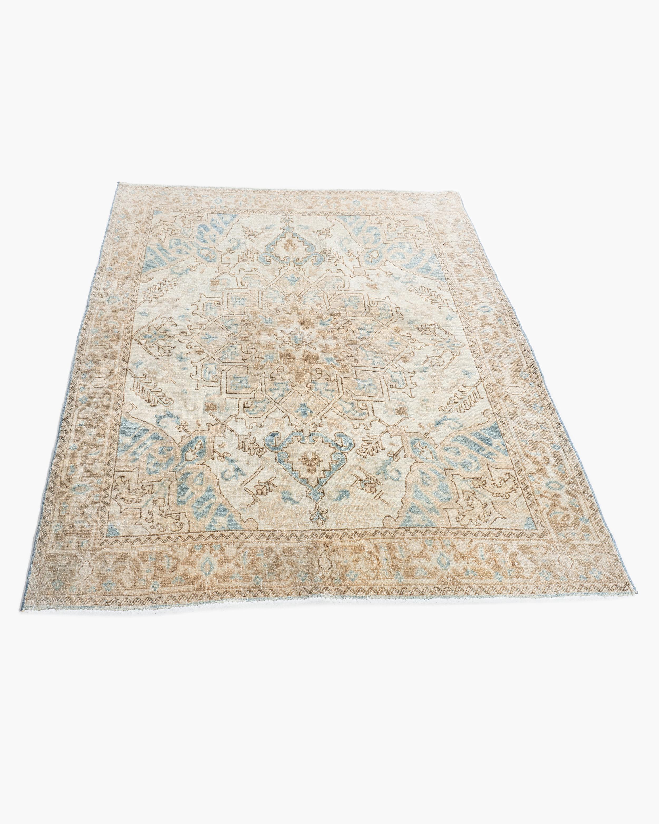 Antiker elfenbeinfarbener persischer Heriz-Teppich  3'7 x 4'5 im Angebot 2