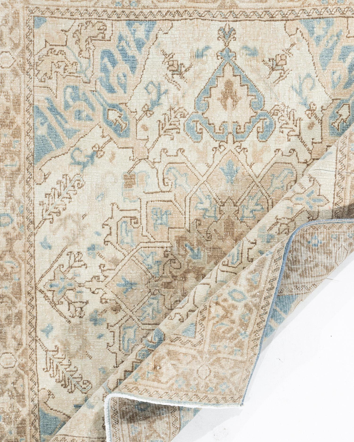 Ancien tapis persan Heriz ivoire, 3'7 x 4'5. Aussi à la mode qu'ils sont collectionnables, les tapis traditionnels Heriz sont habilement tissés dans des motifs géométriques emphatiques. Ce tapis a un caractère propre avec des couleurs douces qui