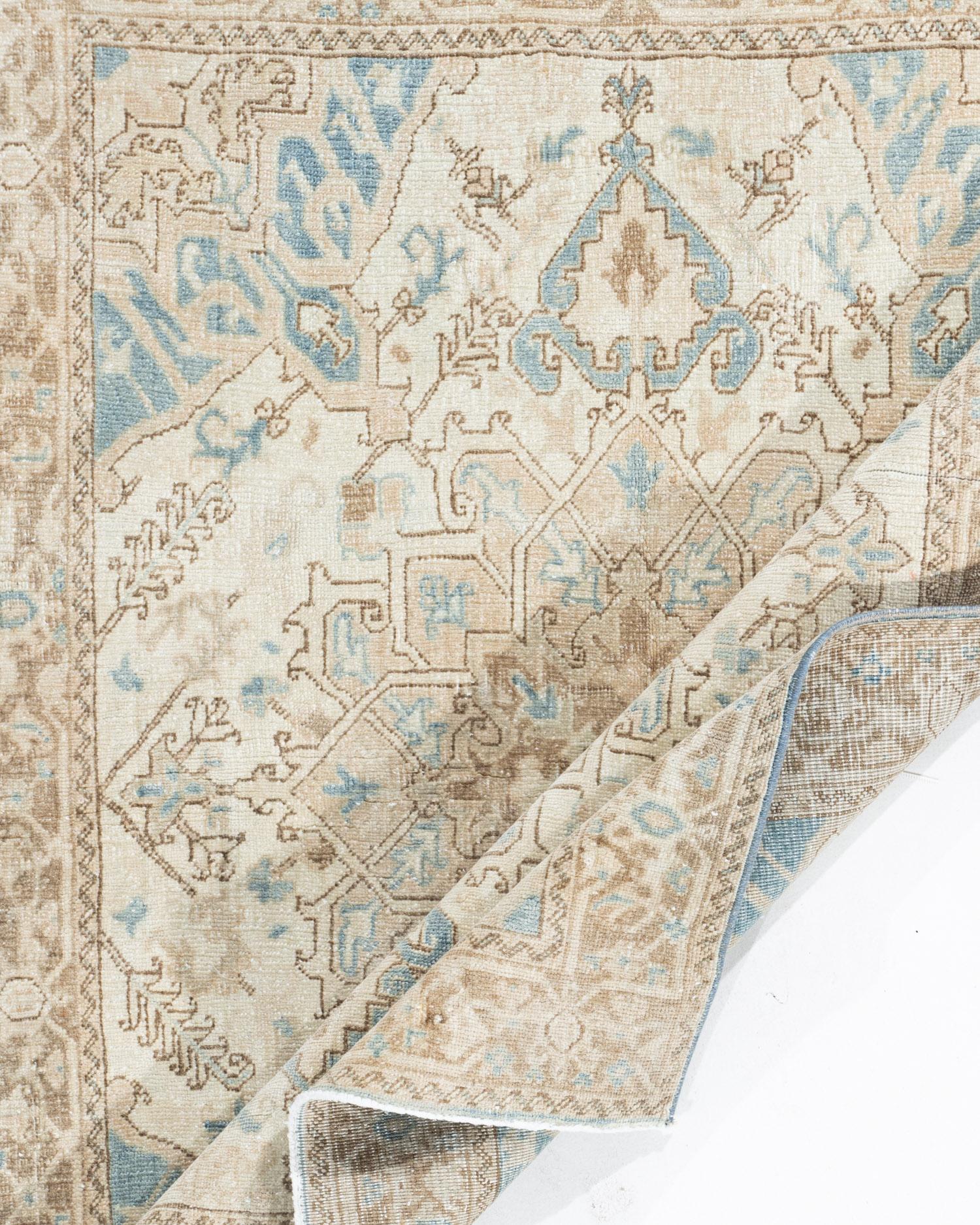 3'7 x 4'5. Aussi à la mode qu'ils sont collectionnables, les tapis traditionnels d'Heriz sont habilement tissés dans des motifs géométriques emphatiques. Ce tapis a un caractère propre avec des couleurs douces qui donnent une sensation de détente et