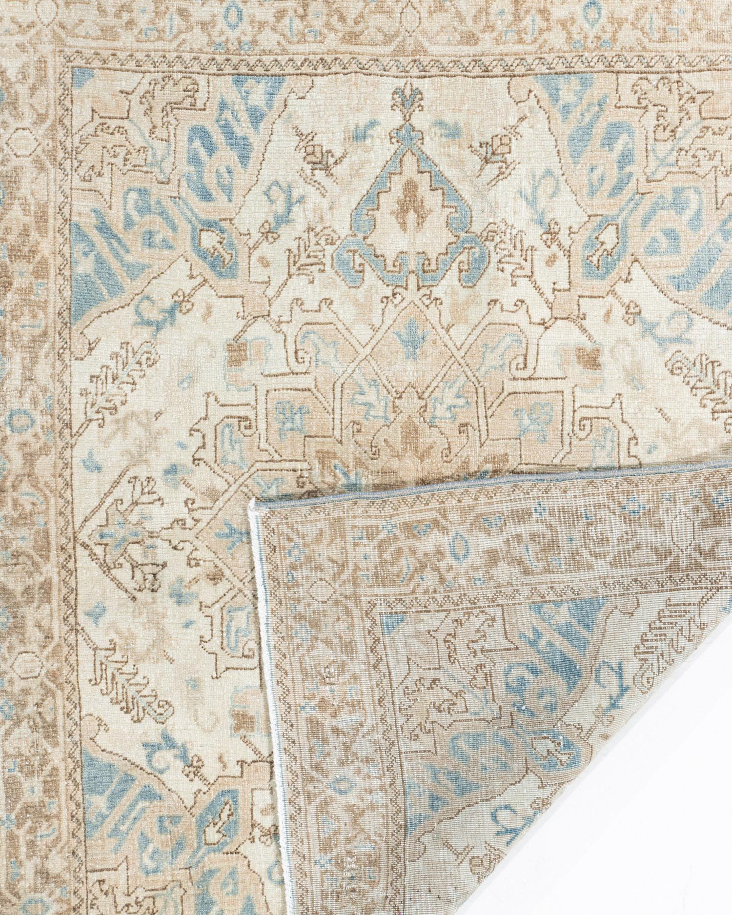 Antiker elfenbeinfarbener persischer Heriz-Teppich  3'7 x 4'5 (Heriz Serapi) im Angebot
