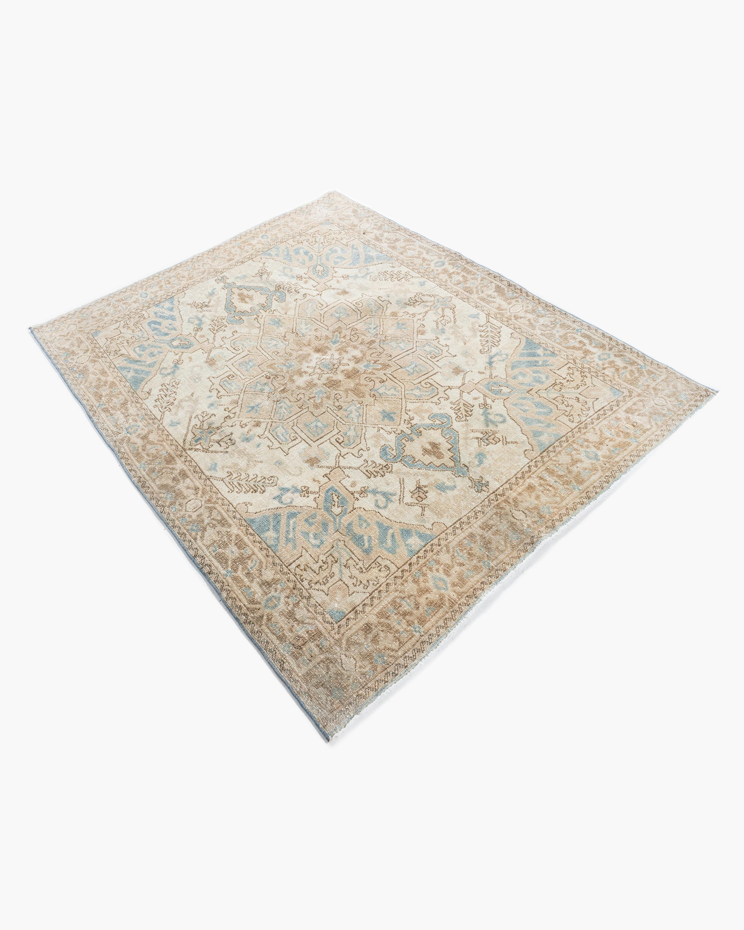 Antiker elfenbeinfarbener persischer Heriz-Teppich  3'7 x 4'5 im Angebot 1