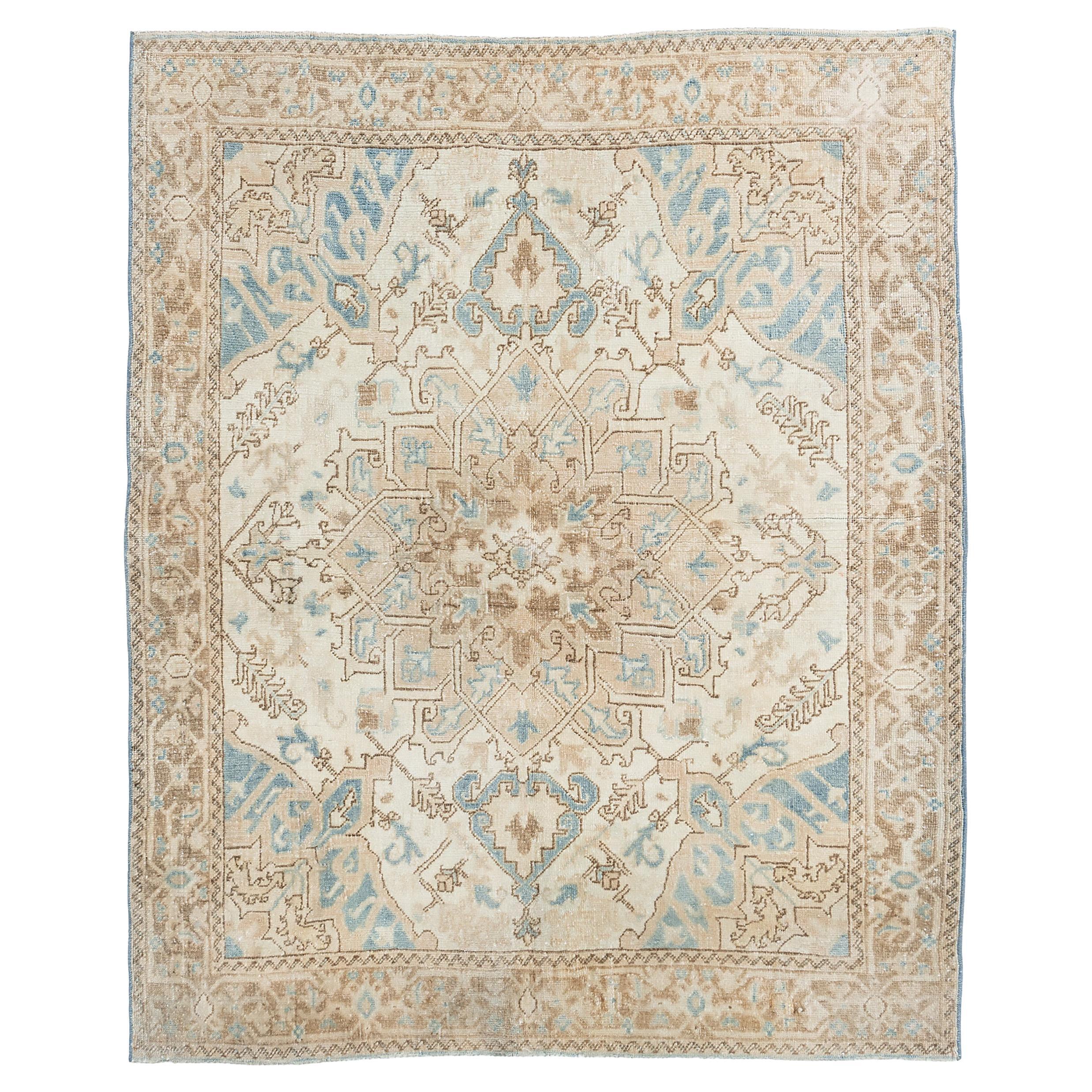 Antiker elfenbeinfarbener persischer Heriz-Teppich  3'7 x 4'5