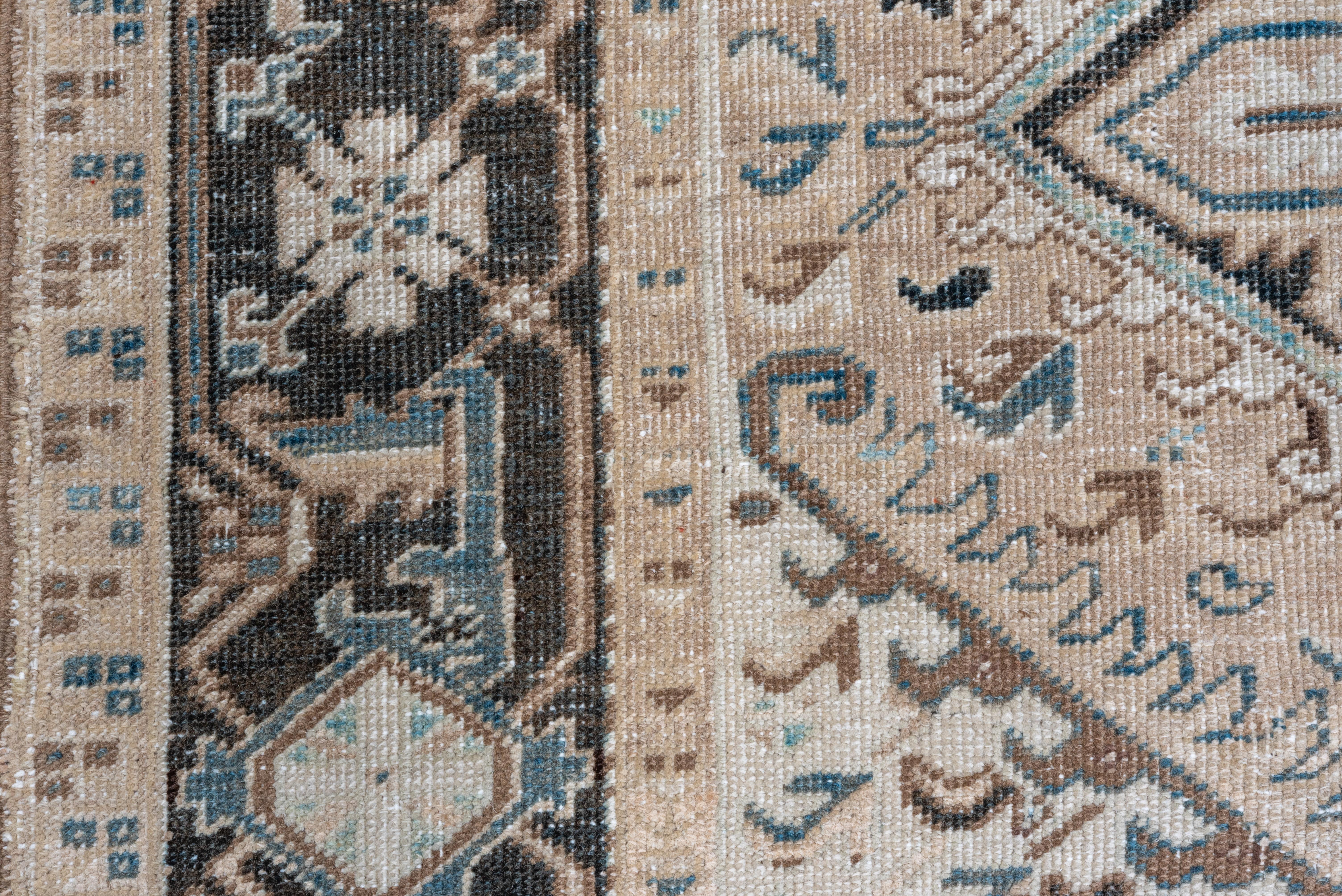 Antiker elfenbeinfarbener persischer Heriz-Teppich, elfenbeinfarbener und beigefarbener Feld dunkle Ränder mit blauen Akzenten (Heriz Serapi) im Angebot
