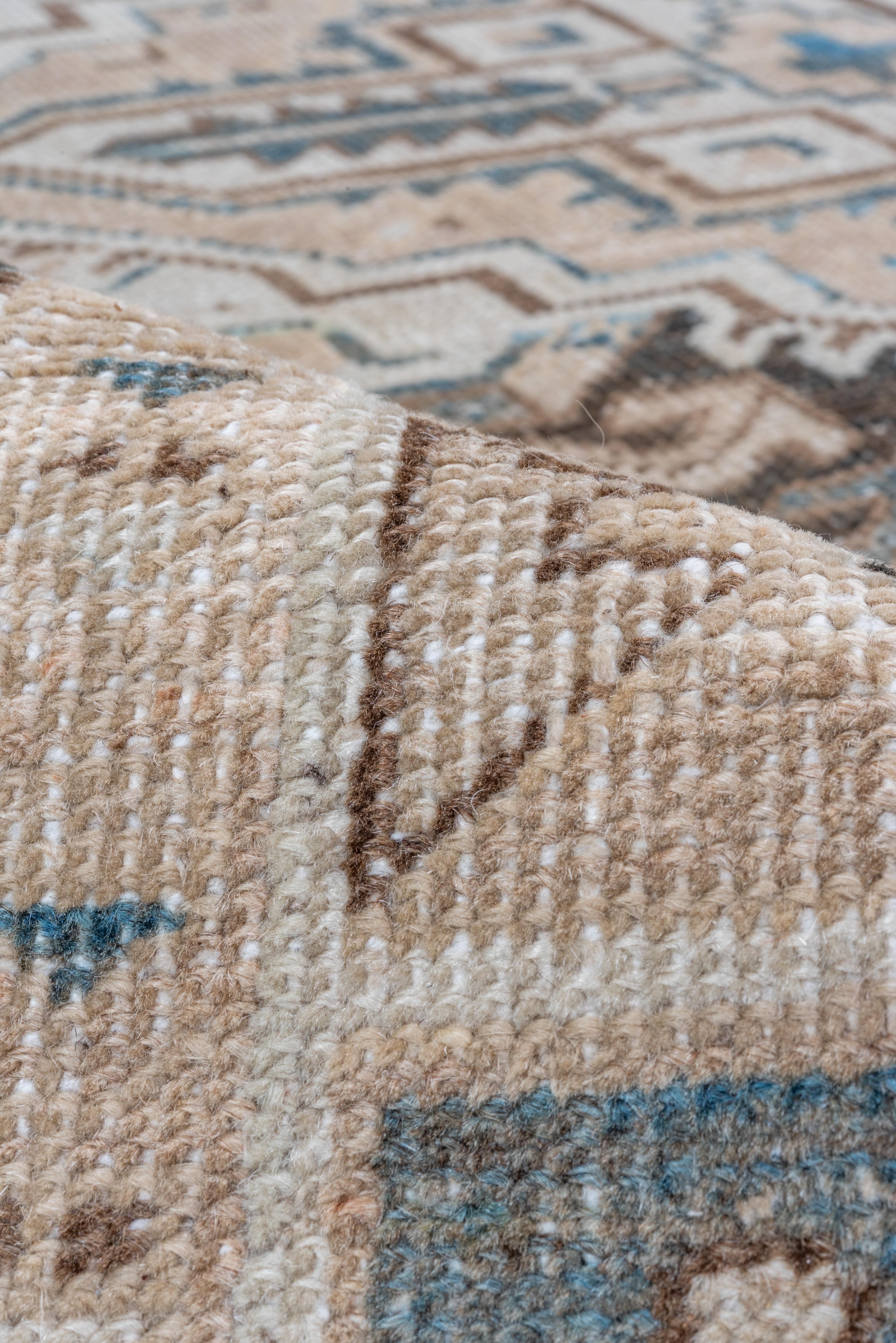 Antiker elfenbeinfarbener persischer Heriz-Teppich, elfenbeinfarbener und beigefarbener Feld dunkle Ränder mit blauen Akzenten (Handgeknüpft) im Angebot