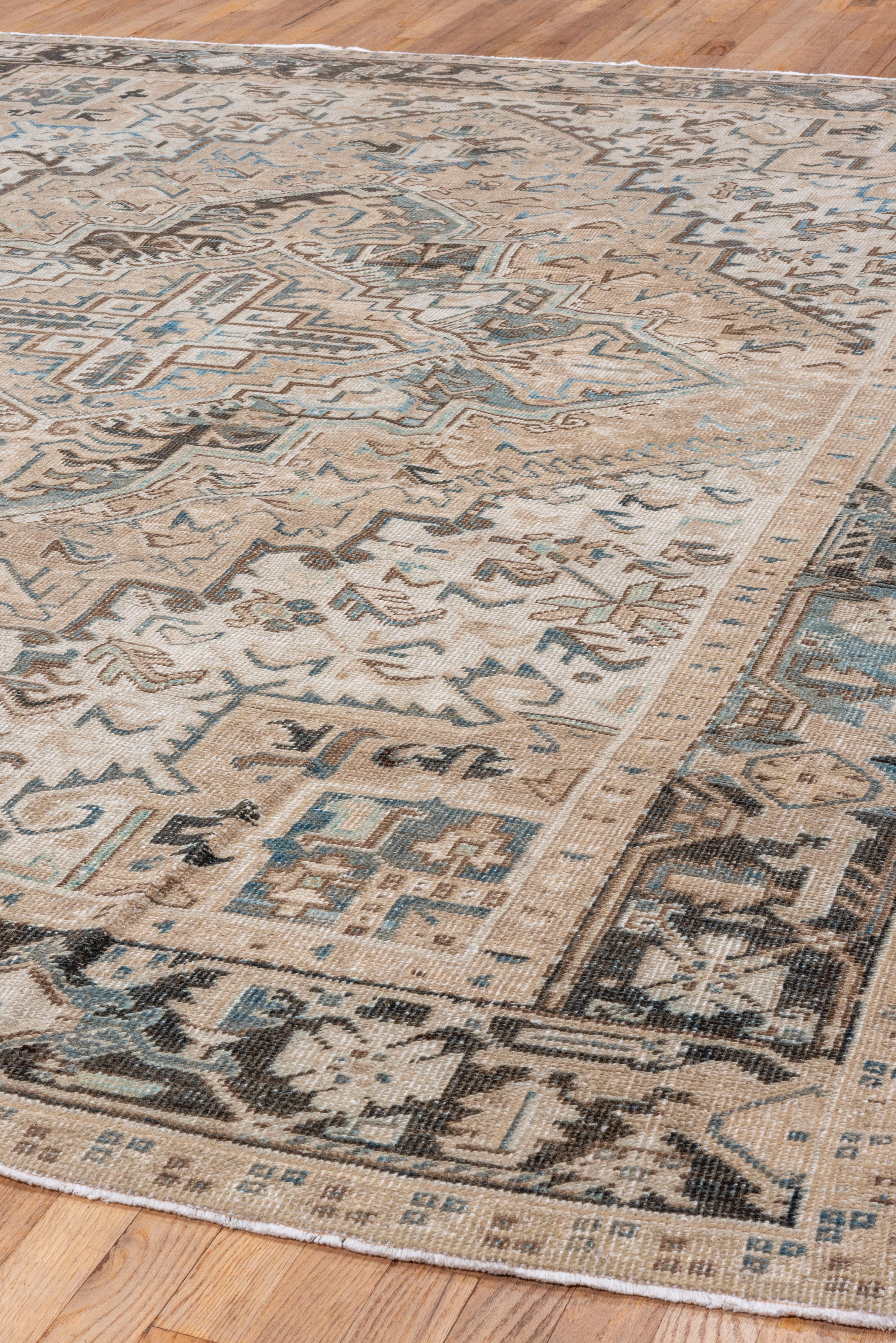 Antiker elfenbeinfarbener persischer Heriz-Teppich, elfenbeinfarbener und beigefarbener Feld dunkle Ränder mit blauen Akzenten im Zustand „Gut“ im Angebot in New York, NY