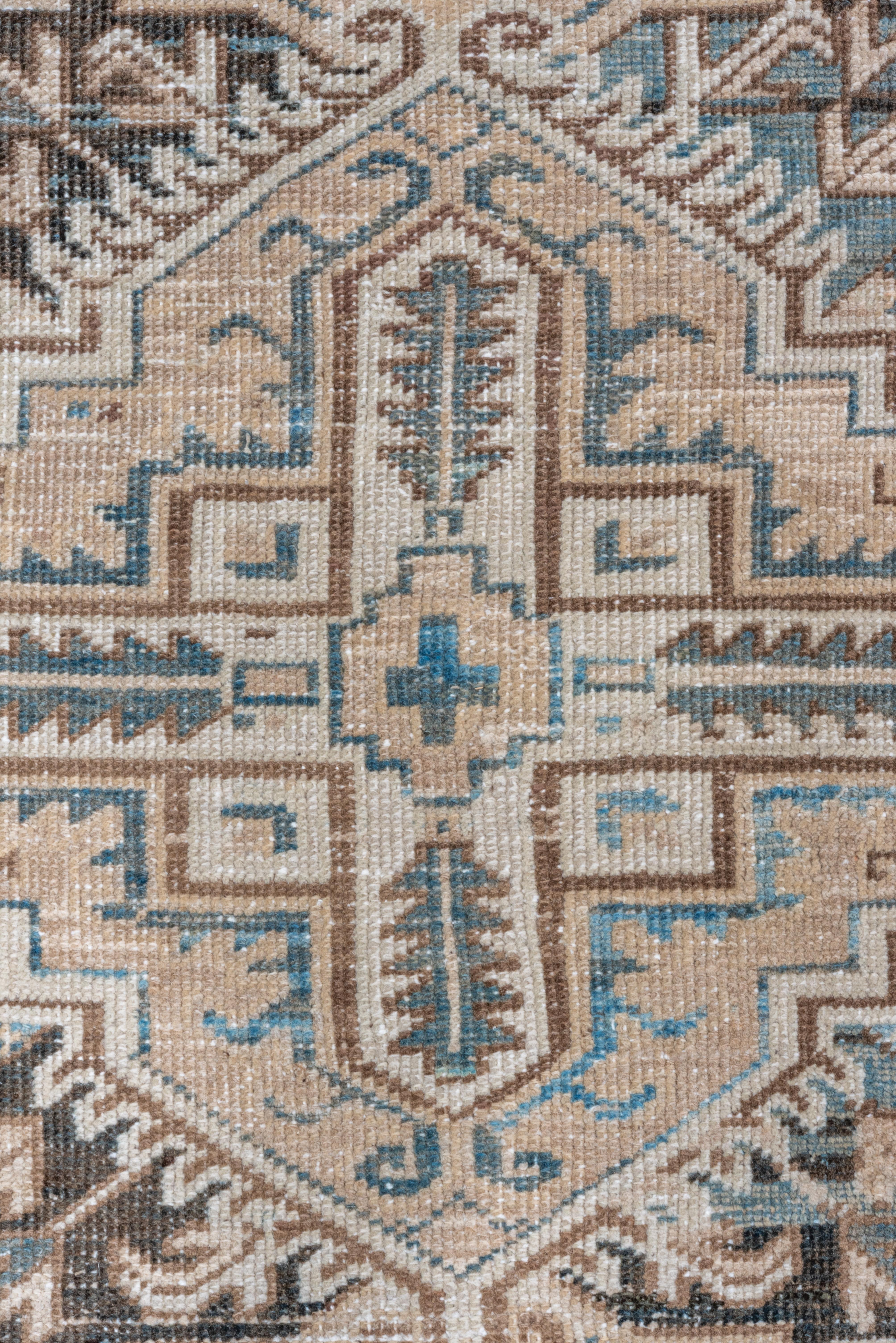 Antiker elfenbeinfarbener persischer Heriz-Teppich, elfenbeinfarbener und beigefarbener Feld dunkle Ränder mit blauen Akzenten (Mitte des 20. Jahrhunderts) im Angebot