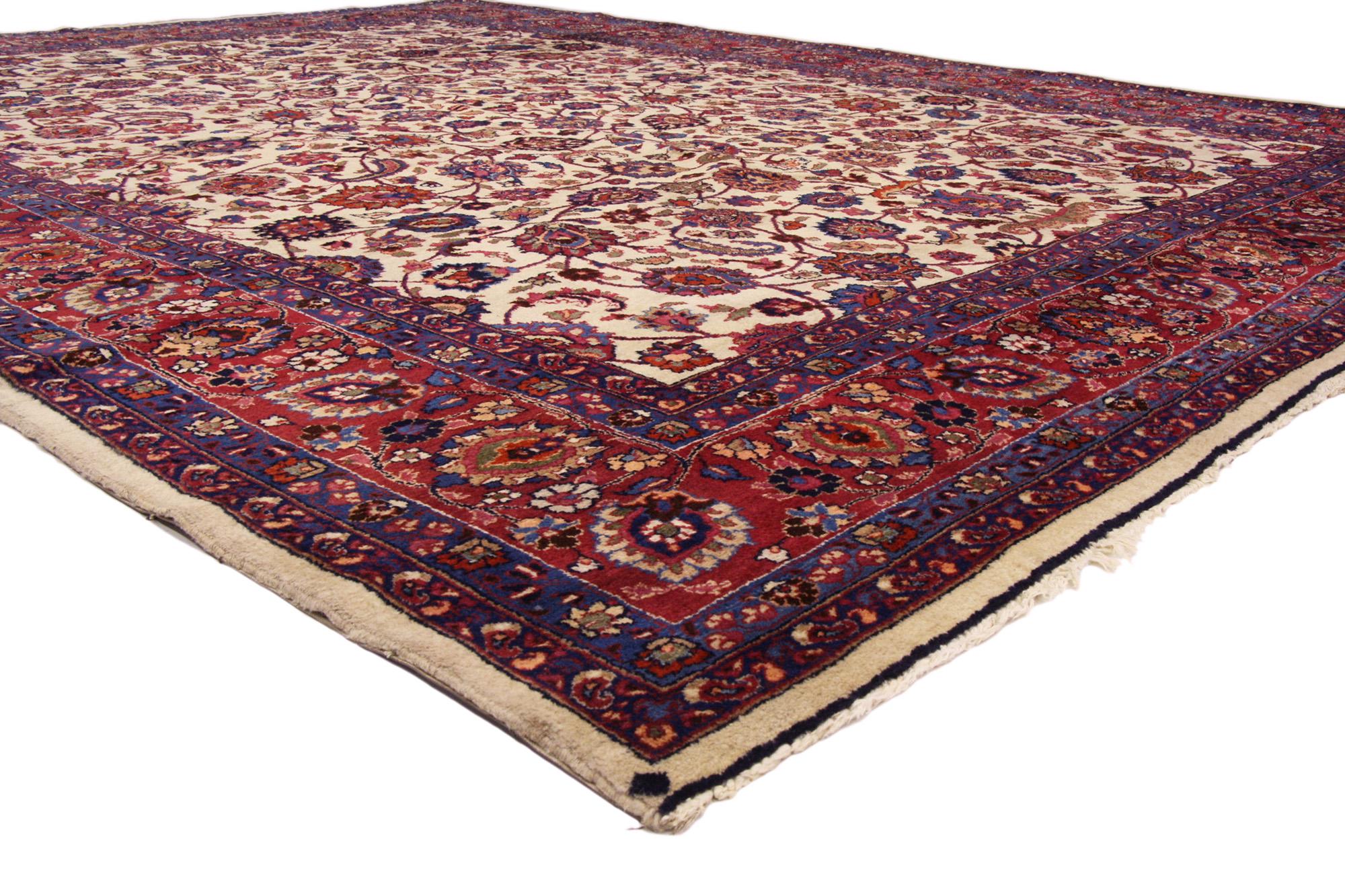 74041 Antiker elfenbeinfarbener persischer Mashhad-Teppich, 10'03 X 13'09. Antike persische Mashhad-Teppiche werden für ihre sorgfältige Handwerkskunst und ihre unverwechselbaren Designelemente verehrt. Die aus Mashhad, Iran, stammenden Teppiche