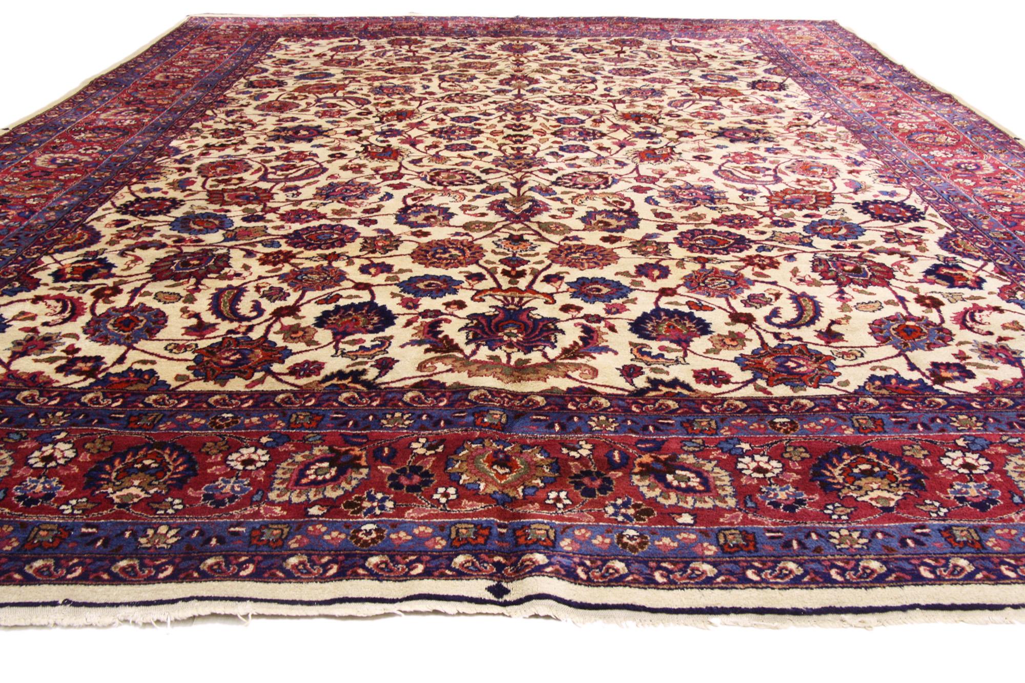 Antiker elfenbeinfarbener persischer Mashhad-Teppich (Persisch) im Angebot