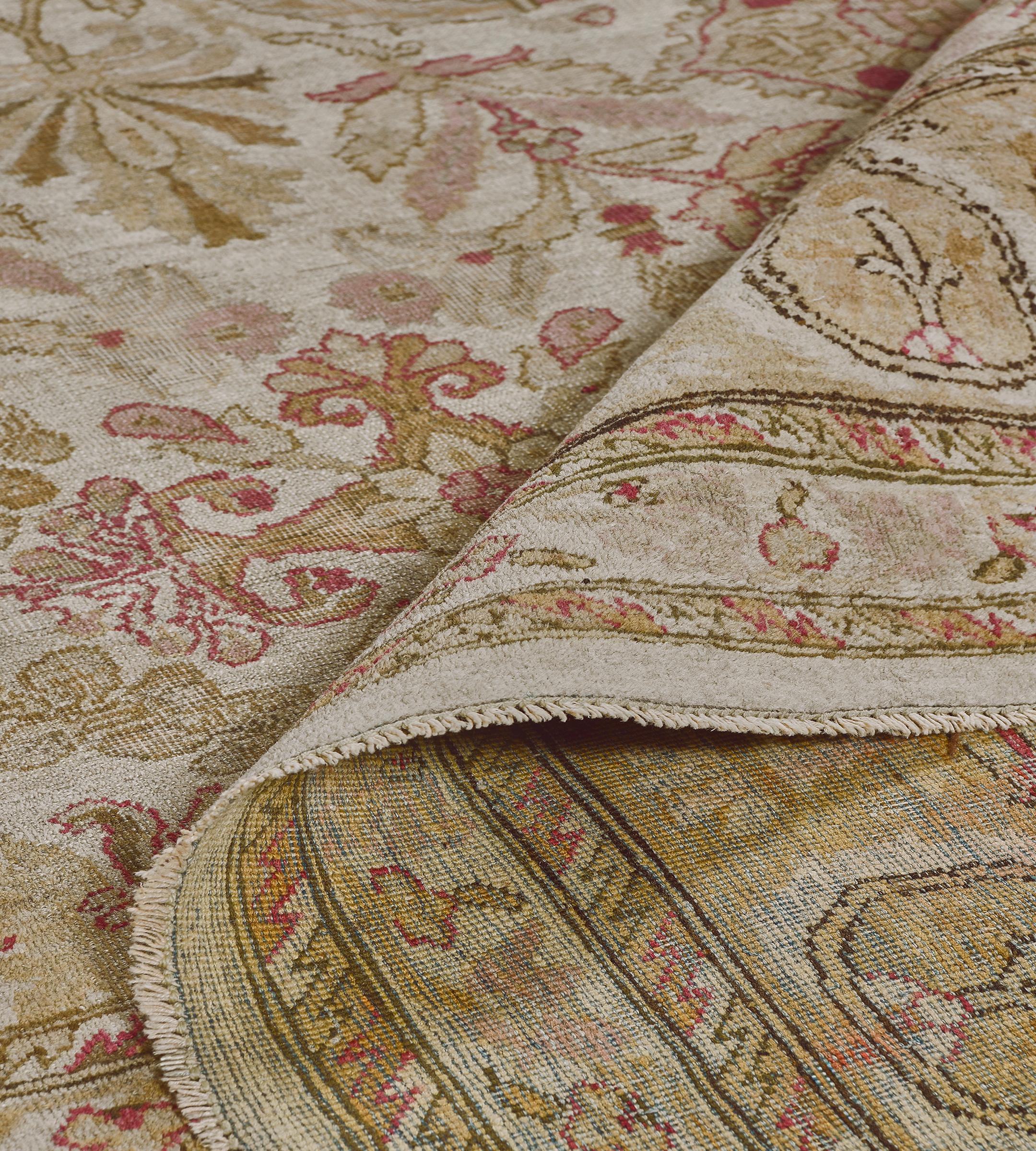 Tappeto indiano Amritsar antico, avorio, verde pistacchio e rosa polveroso, con motivi floreali in vendita 3