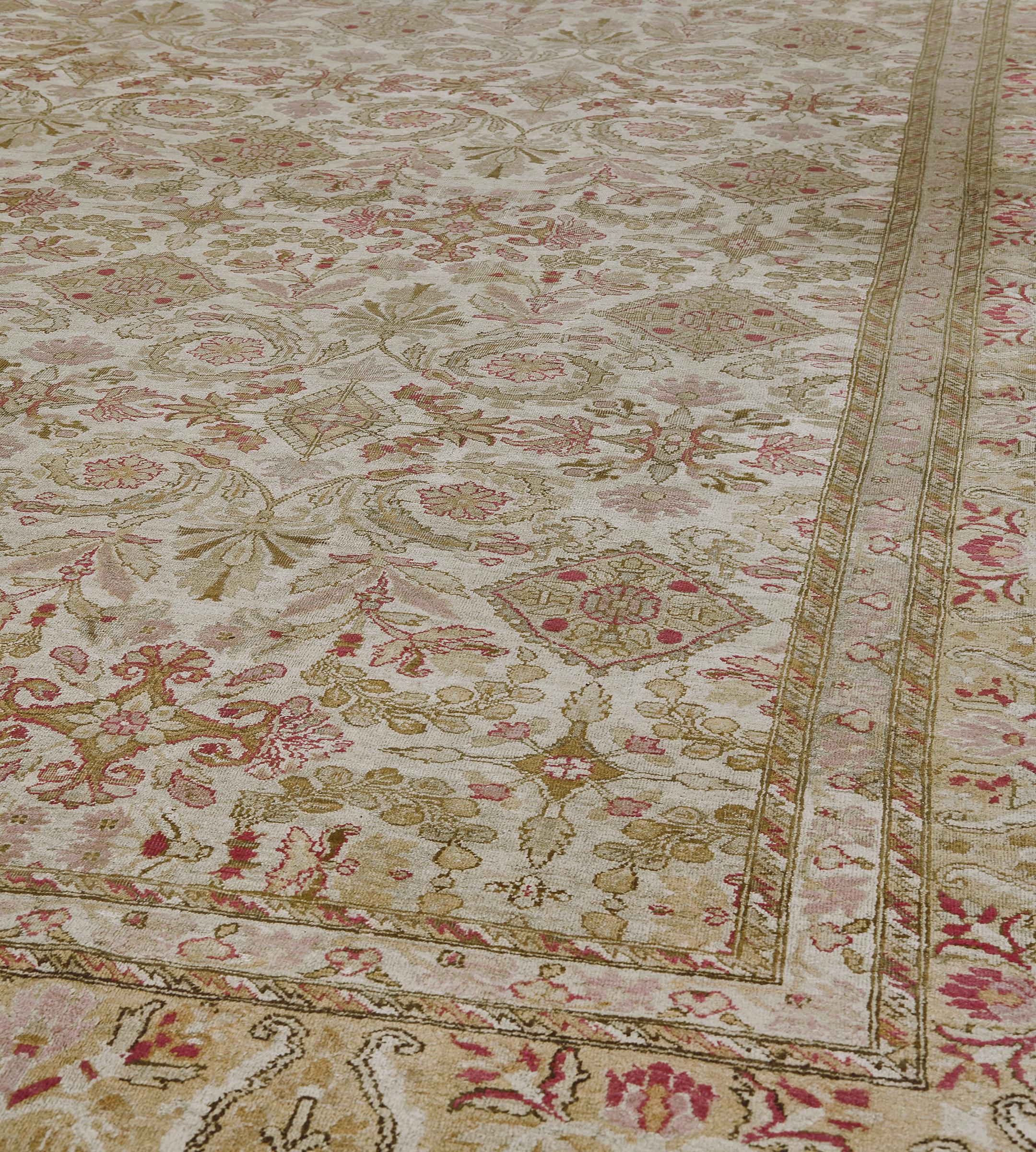 Indiano Tappeto indiano Amritsar antico, avorio, verde pistacchio e rosa polveroso, con motivi floreali in vendita