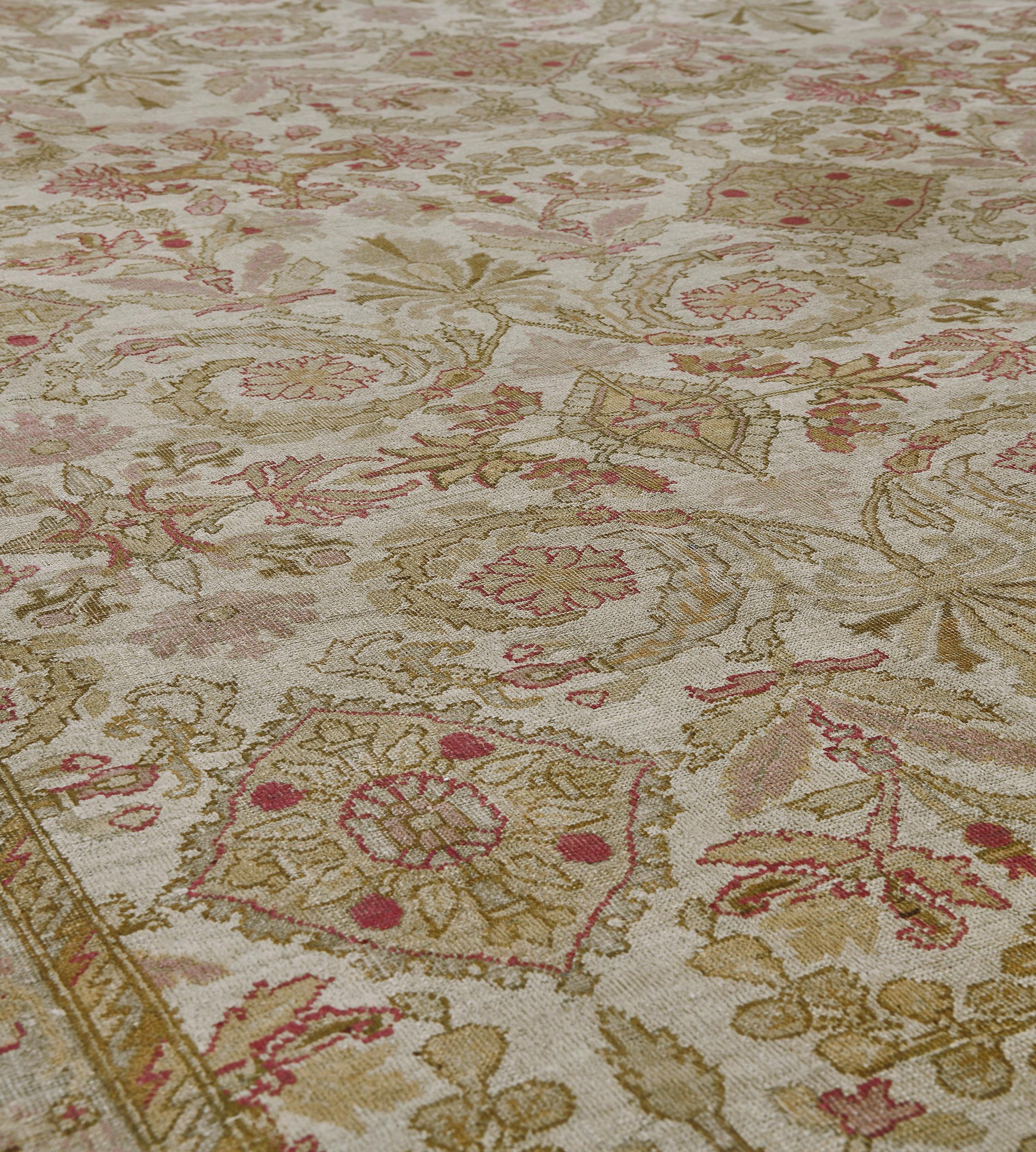 Annodato a mano Tappeto indiano Amritsar antico, avorio, verde pistacchio e rosa polveroso, con motivi floreali in vendita