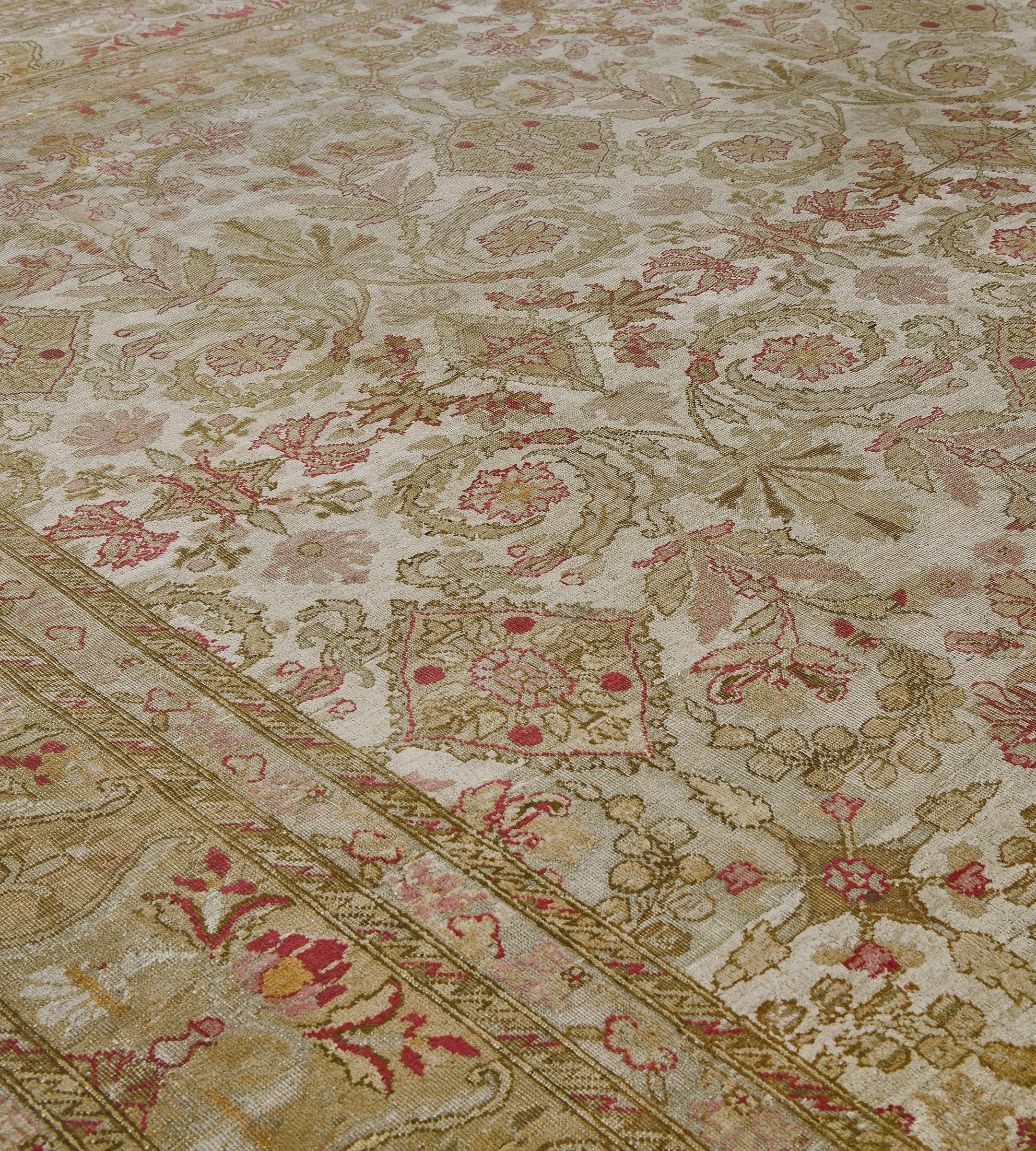 Tappeto indiano Amritsar antico, avorio, verde pistacchio e rosa polveroso, con motivi floreali In condizioni buone in vendita a West Hollywood, CA