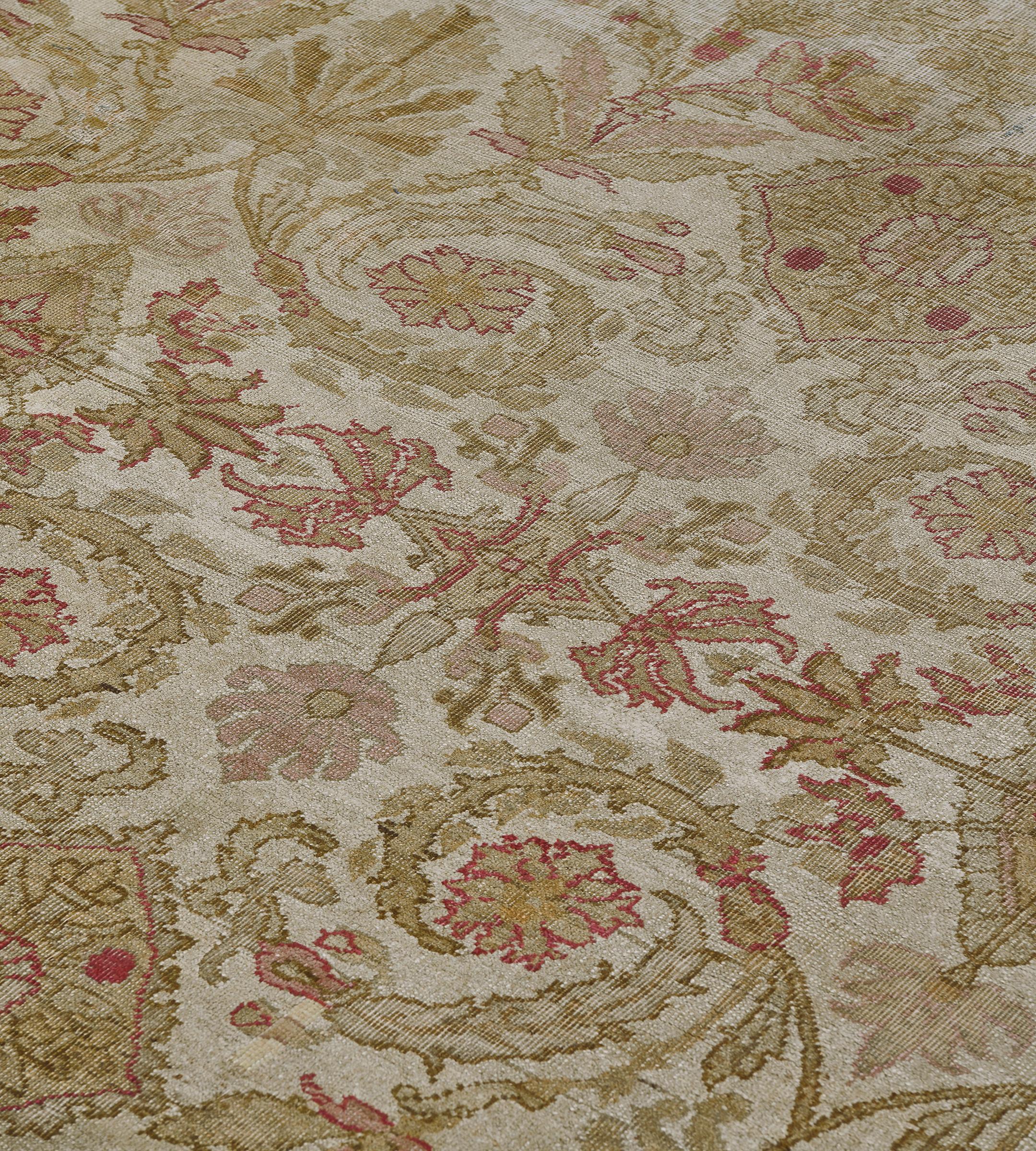 XIX secolo Tappeto indiano Amritsar antico, avorio, verde pistacchio e rosa polveroso, con motivi floreali in vendita