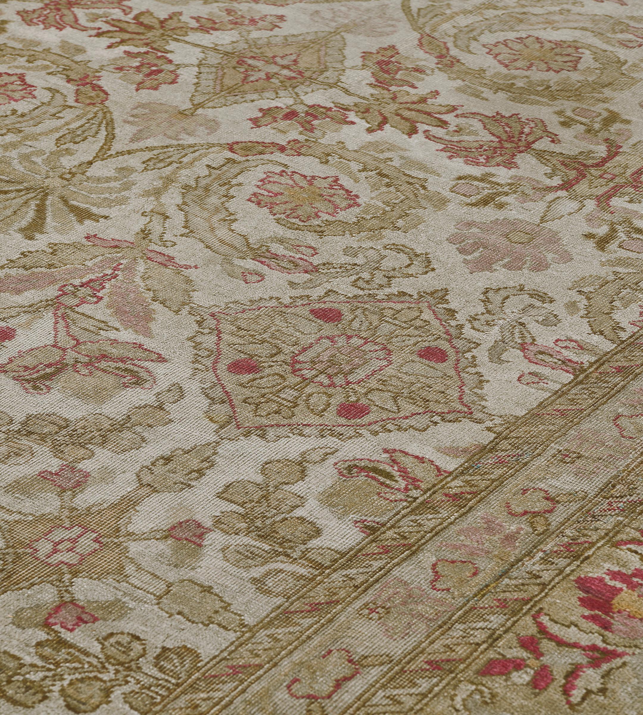 Lana Tappeto indiano Amritsar antico, avorio, verde pistacchio e rosa polveroso, con motivi floreali in vendita