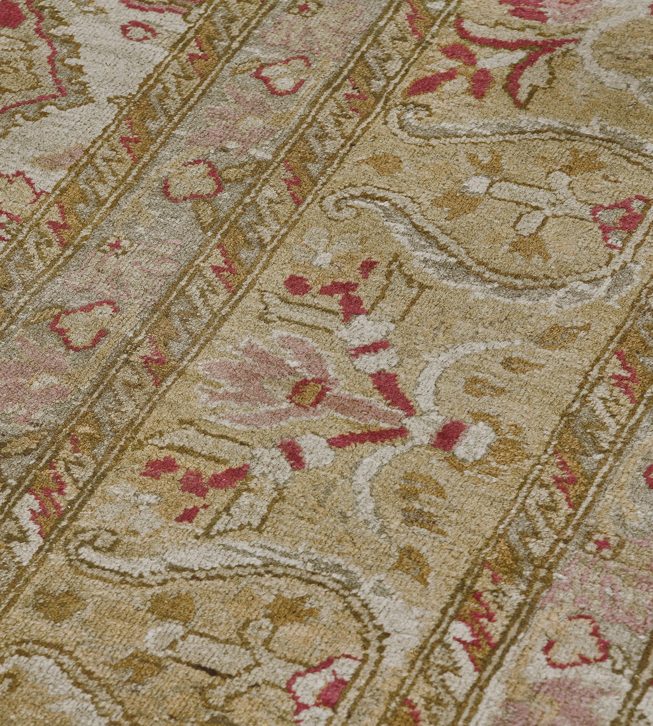 Tappeto indiano Amritsar antico, avorio, verde pistacchio e rosa polveroso, con motivi floreali in vendita 1