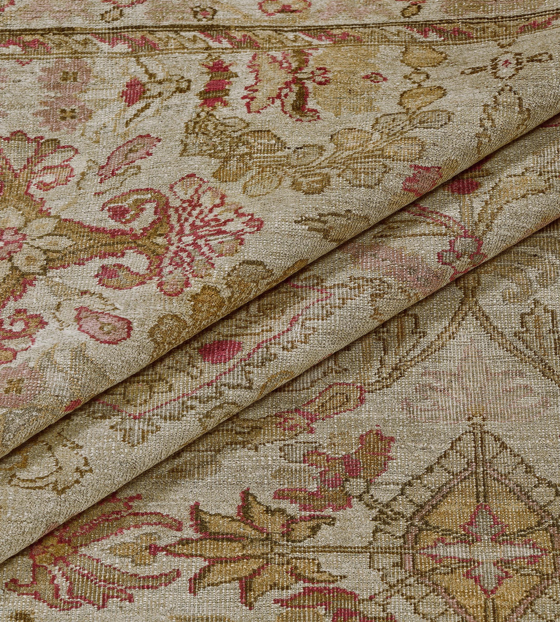 Tappeto indiano Amritsar antico, avorio, verde pistacchio e rosa polveroso, con motivi floreali in vendita 2