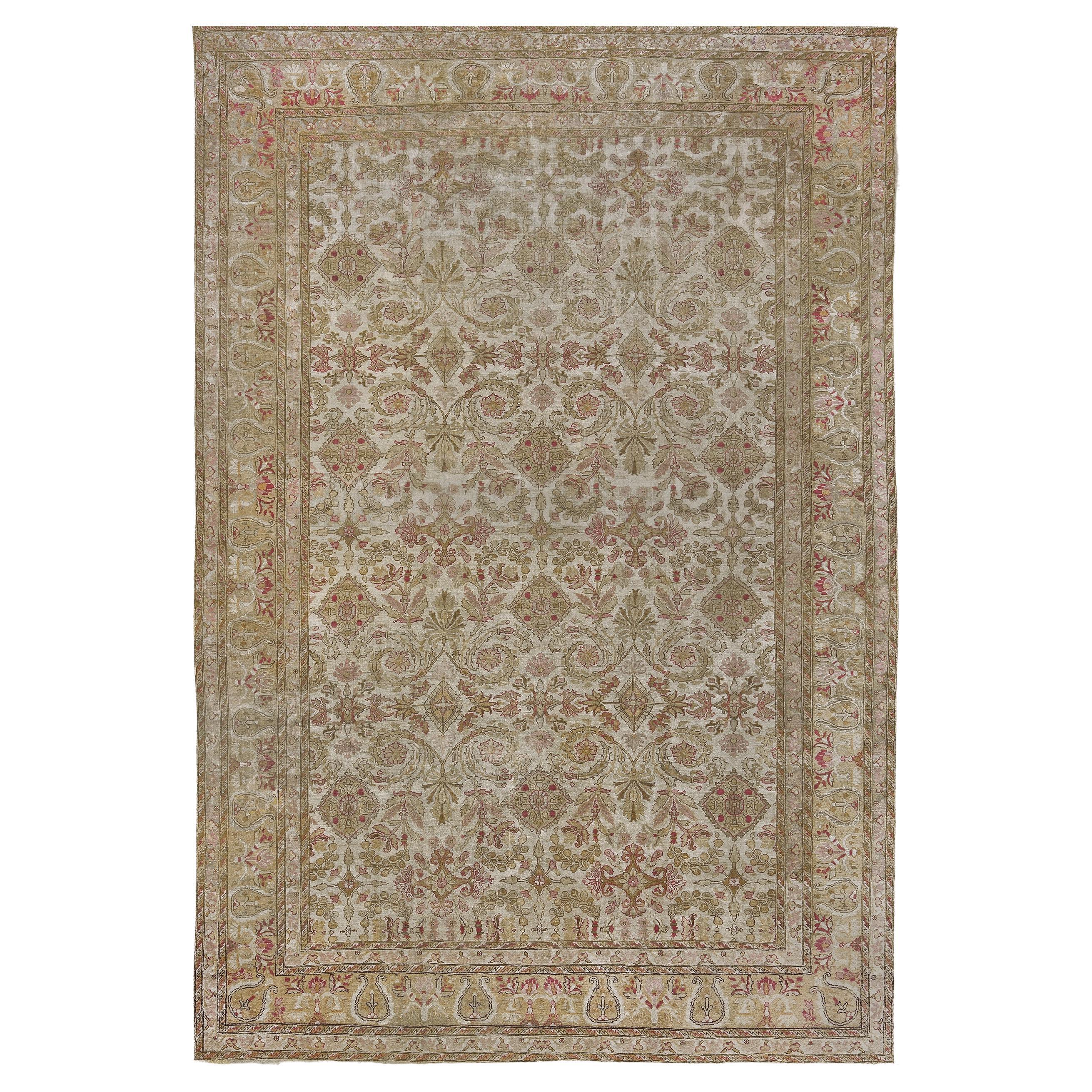 Antiker elfenbeinfarbener, pistaziengrüner und staubrosa geblümter indischer Amritsar-Teppich