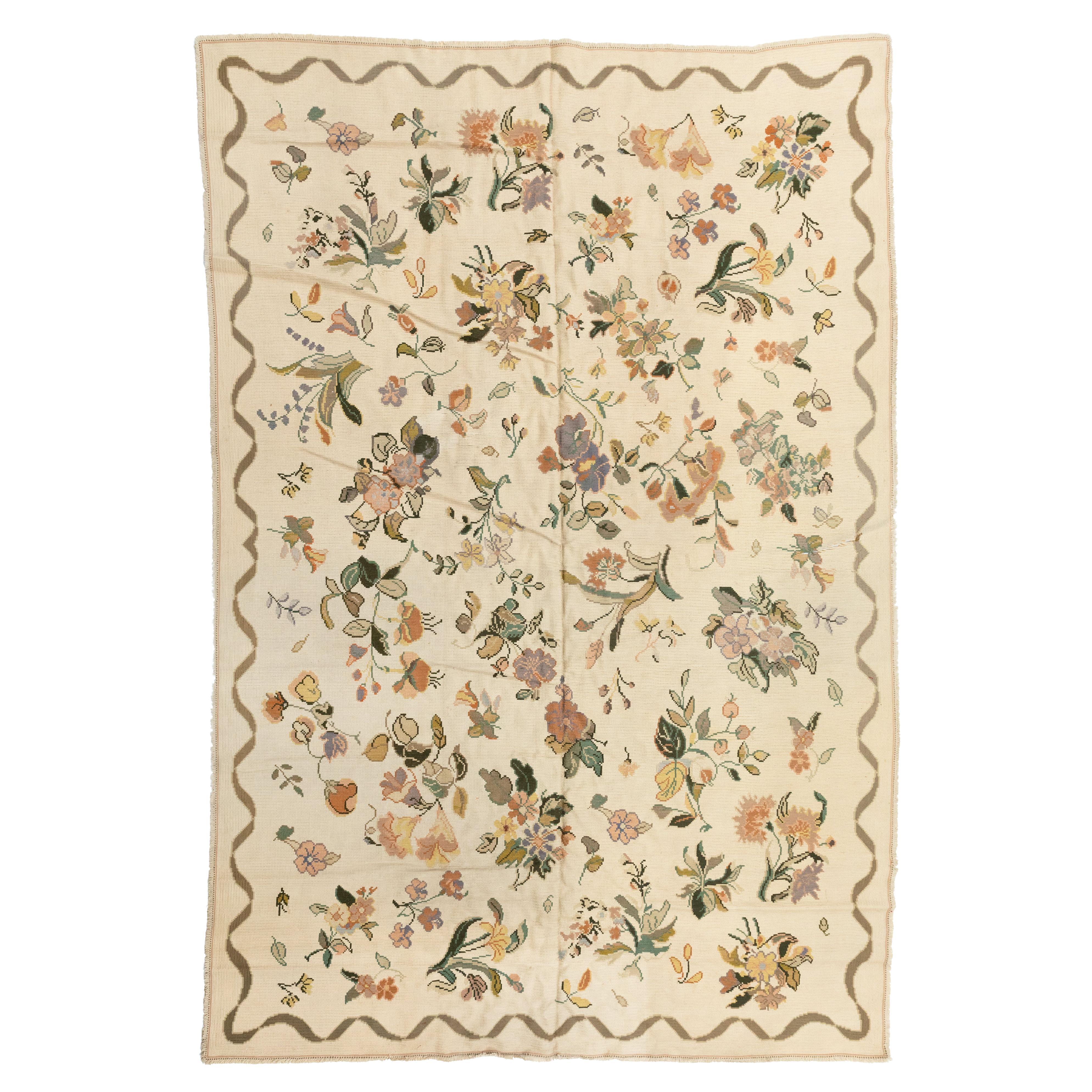 Alfombra portuguesa antigua de punto de aguja marfil con flores, circa 1930-1940s en venta