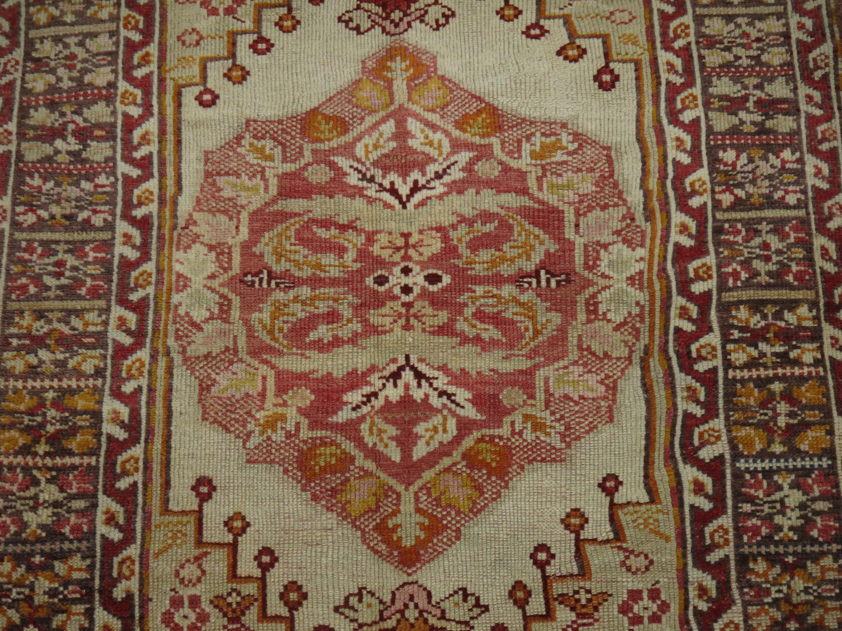 Antiker türkischer antiker elfenbeinfarbener Teppich in Schachtelgröße (Türkisch) im Angebot