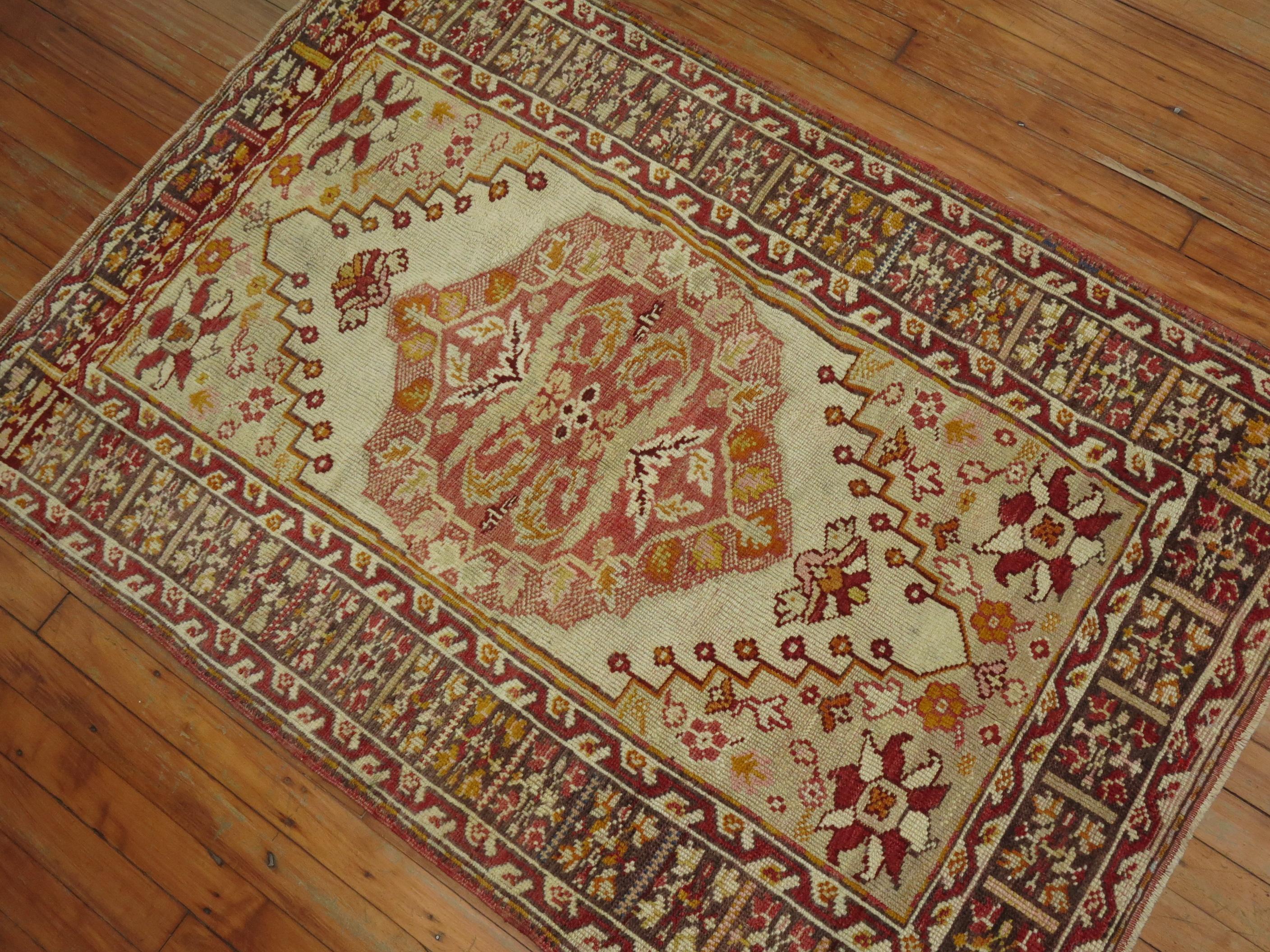 Antiker türkischer antiker elfenbeinfarbener Teppich in Schachtelgröße (Handgewebt) im Angebot