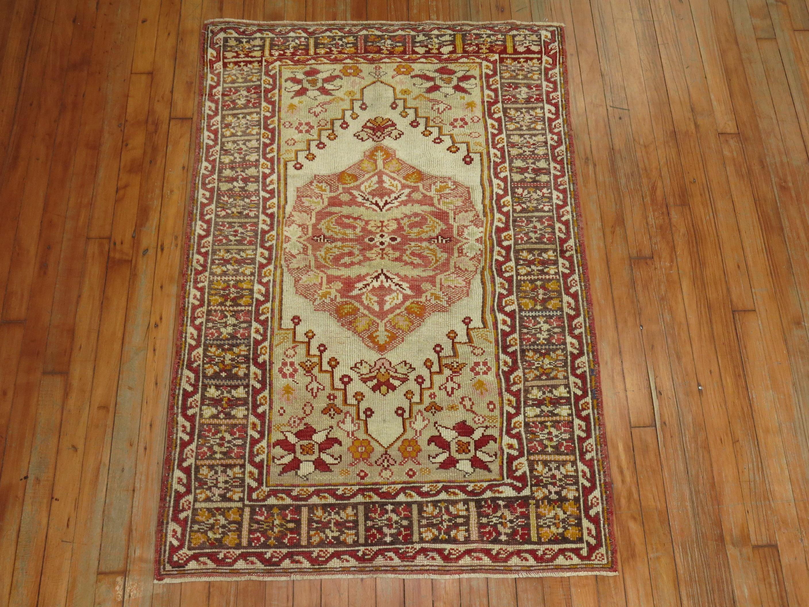 Antiker türkischer antiker elfenbeinfarbener Teppich in Schachtelgröße im Zustand „Gut“ im Angebot in New York, NY