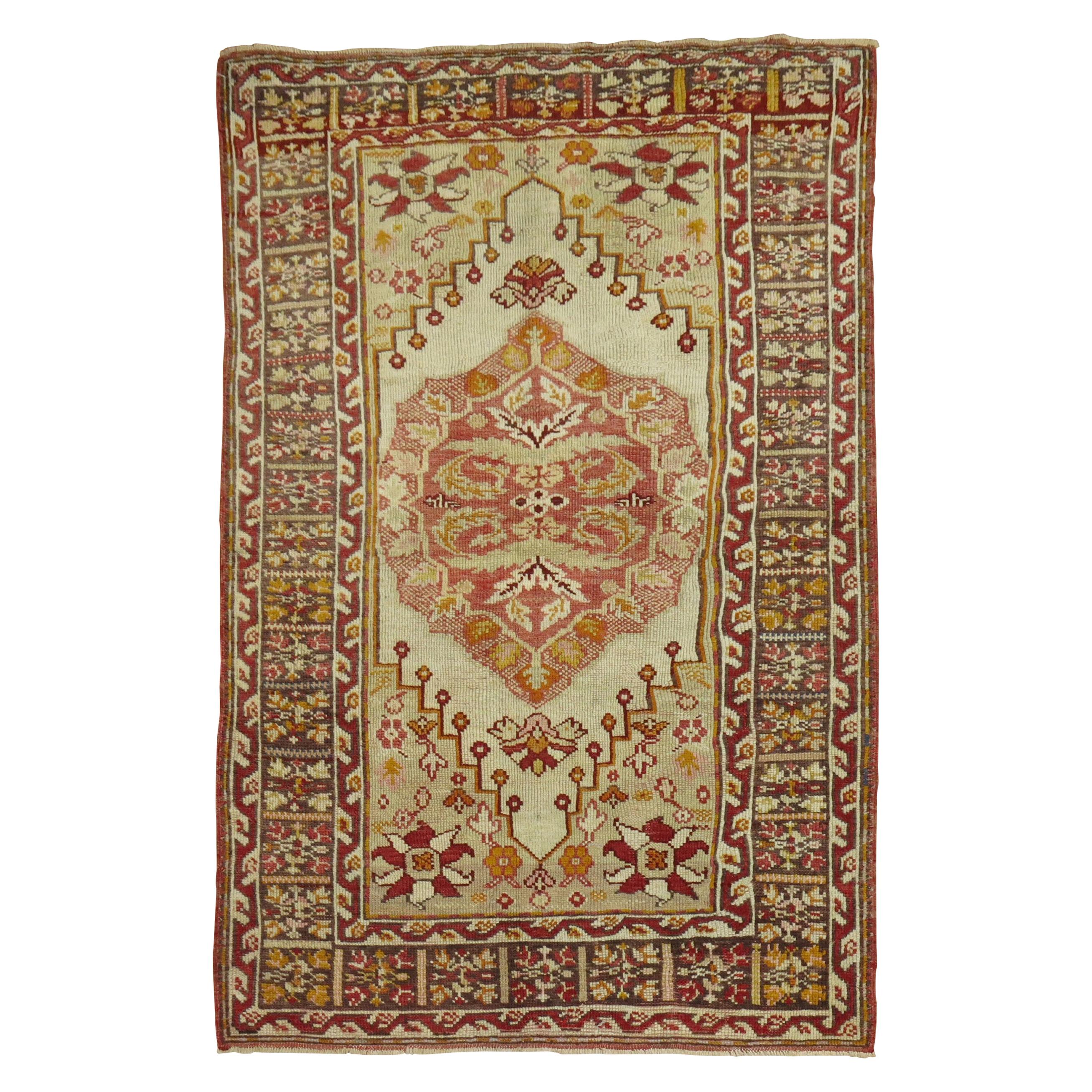 Antiker türkischer antiker elfenbeinfarbener Teppich in Schachtelgröße im Angebot