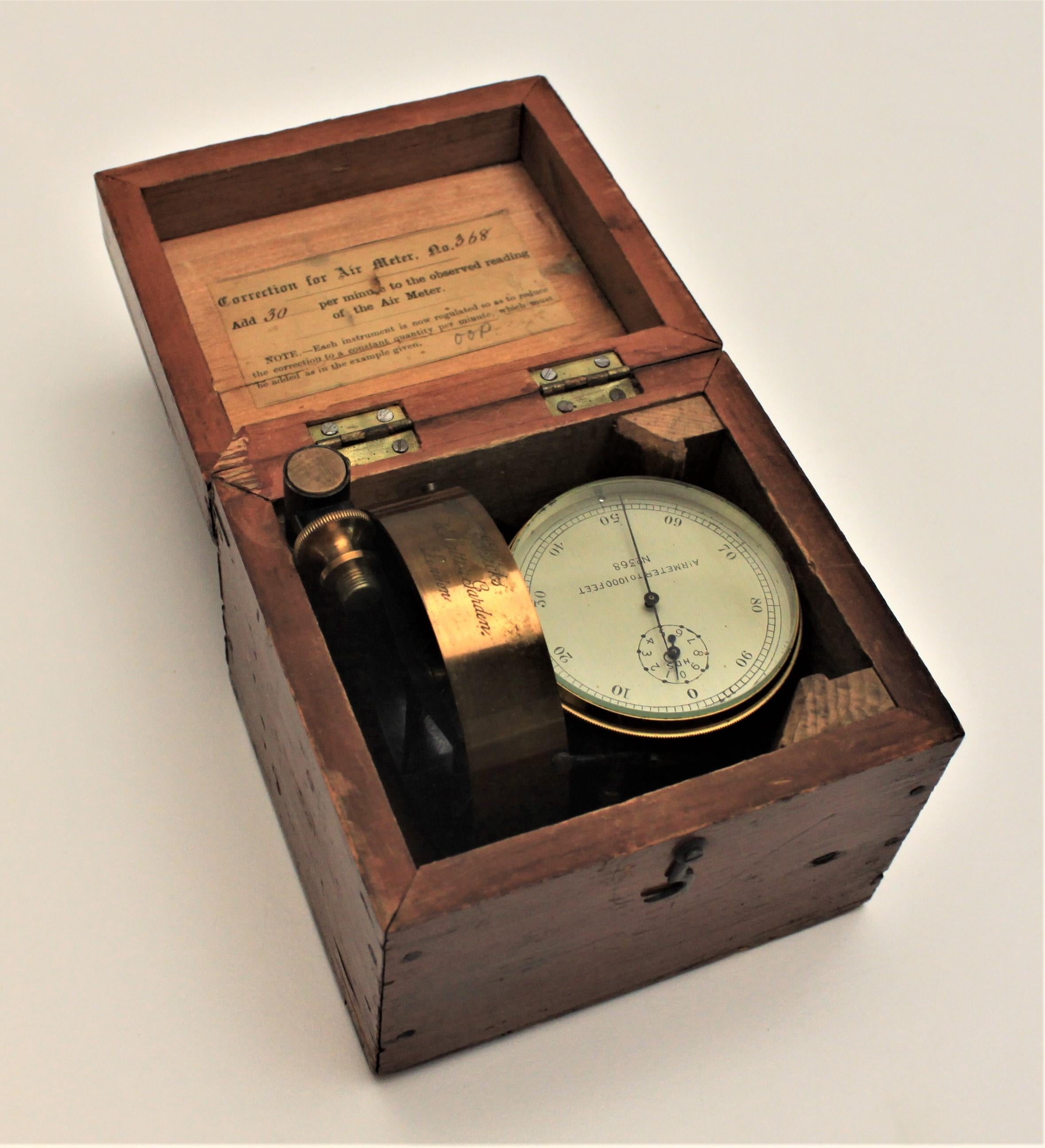 Ce compteur d'air antique a été fabriqué par le célèbre fabricant d'instruments scientifiques J. Hicks de Londres, en Angleterre, quelque part entre 1880 et le début du siècle. Le compteur est construit en laiton avec un cadran double en porcelaine