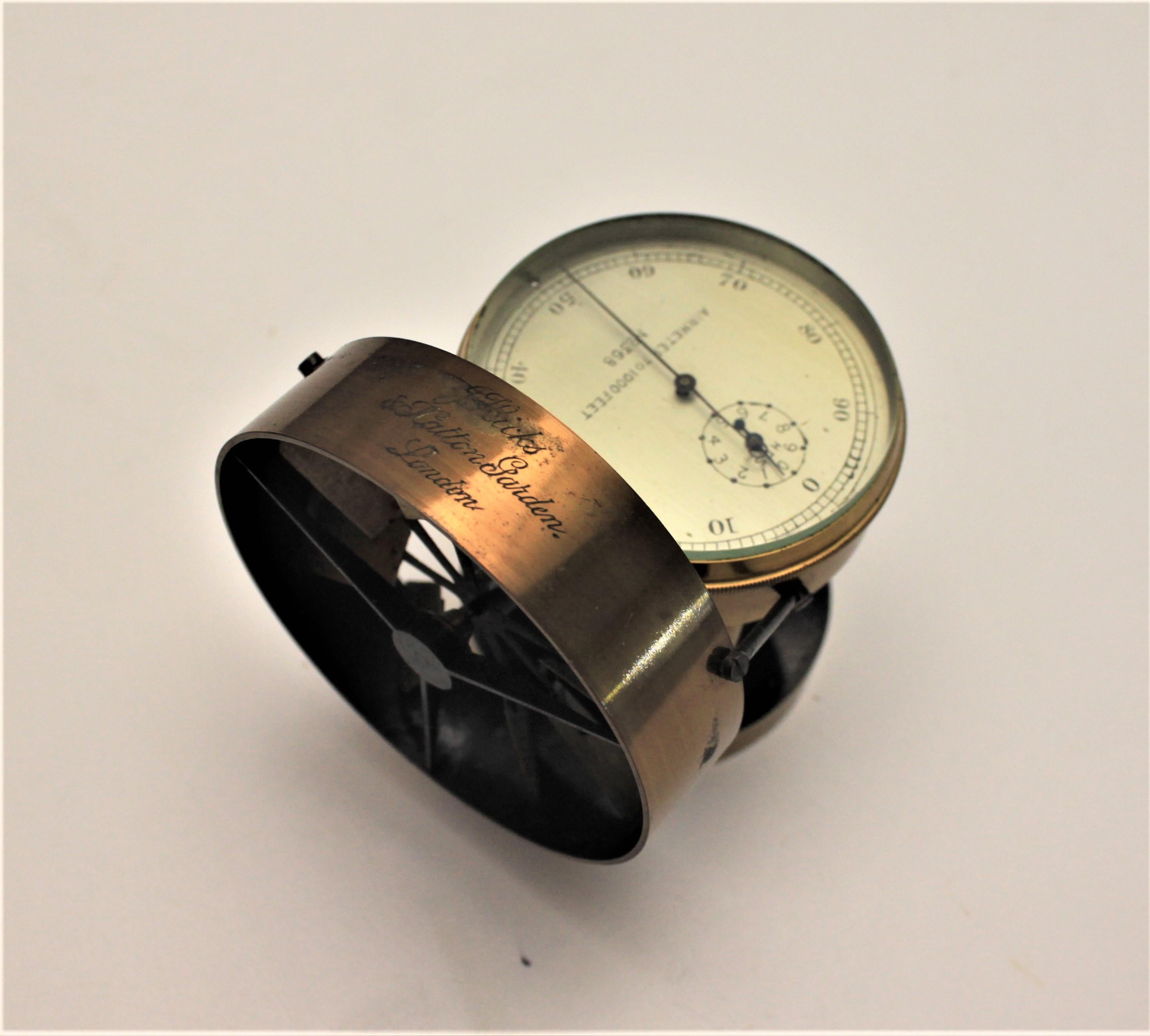 J. Hicks London Brass Scientific Air Meter Instrument avec étui en bois Bon état à Hamilton, Ontario