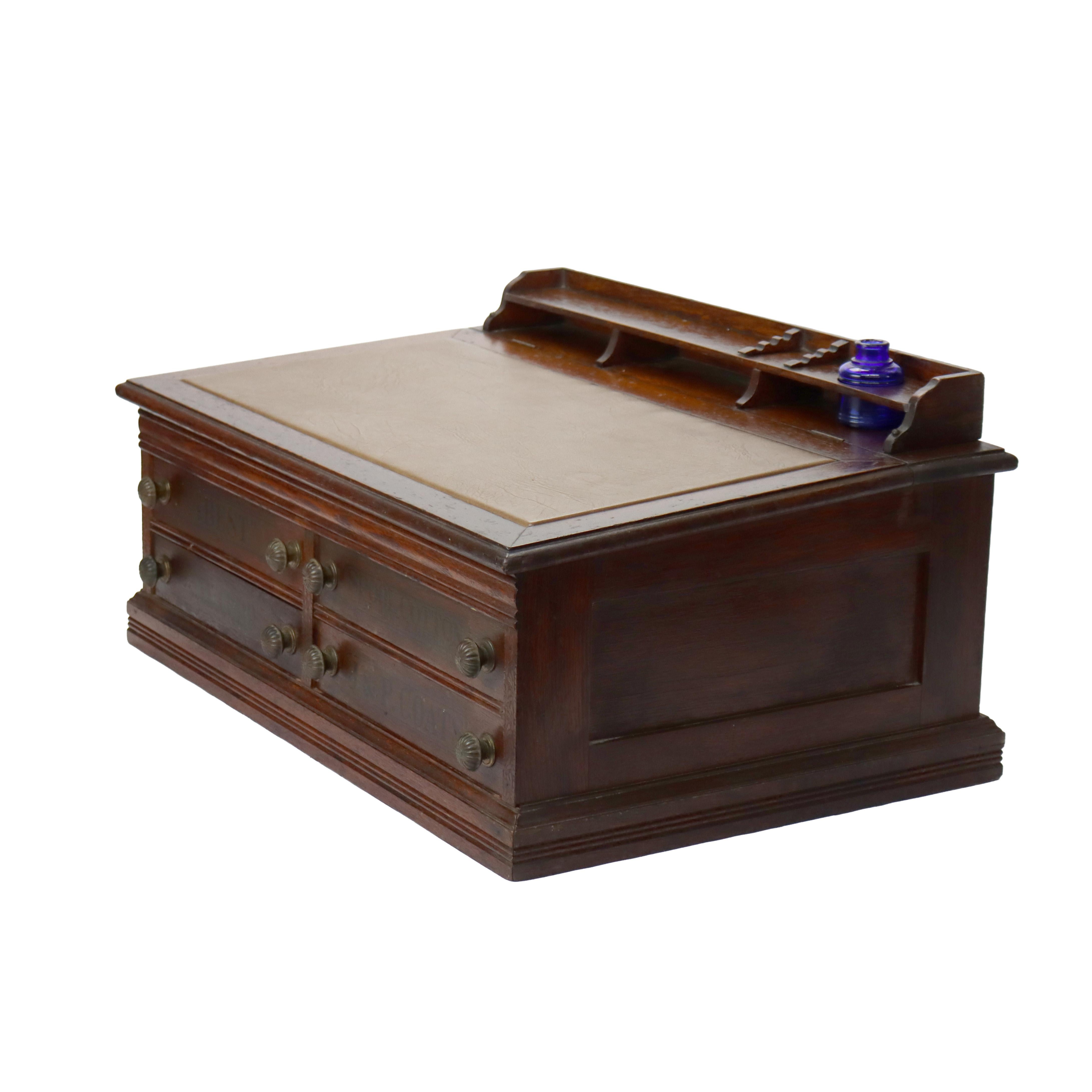 Antico mobile a quattro cassetti con piano sollevabile in Oak di J & P Coates firmato C1890 in vendita 8