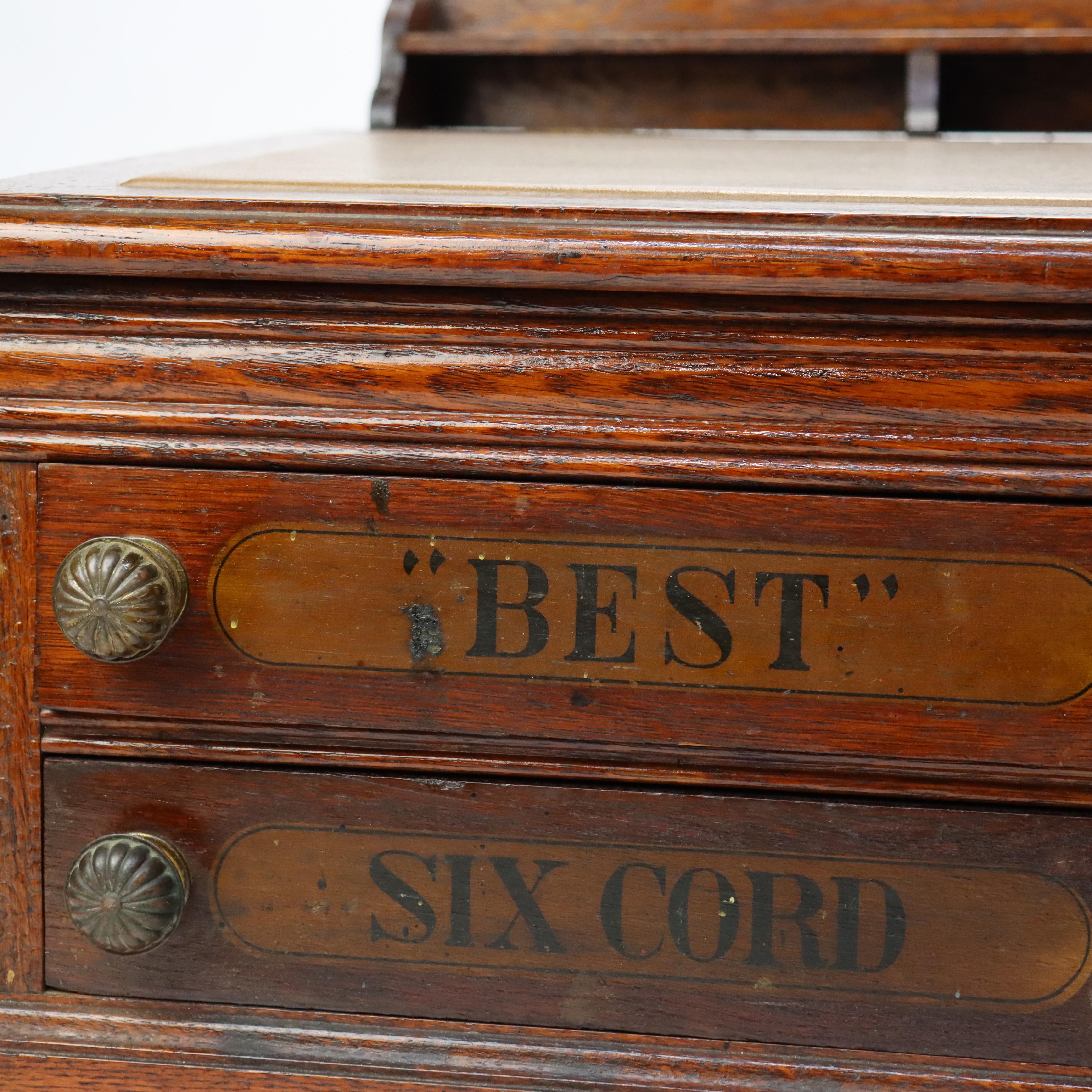 XIX secolo Antico mobile a quattro cassetti con piano sollevabile in Oak di J & P Coates firmato C1890 in vendita