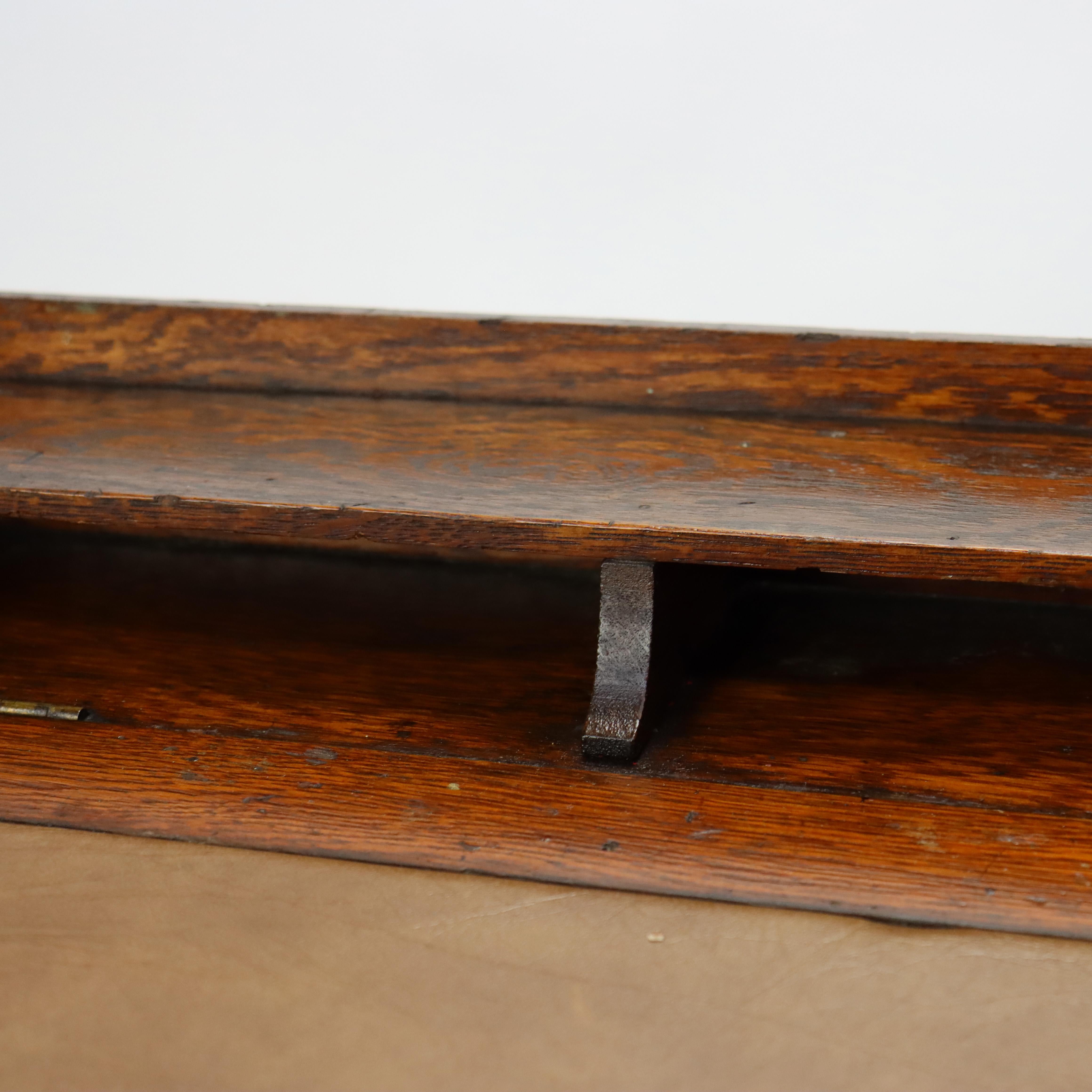 Antico mobile a quattro cassetti con piano sollevabile in Oak di J & P Coates firmato C1890 in vendita 3
