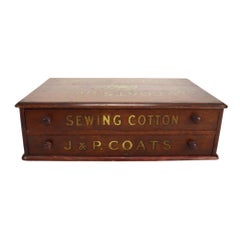 Vecchio armadietto pubblicitario per bobine della J & P Coats in legno di noce, con decorazioni originali a stencil, 1900 circa