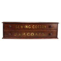 Vecchio armadietto pubblicitario per bobine della J & P Coats in legno di noce, con decorazioni originali a stencil, 1900 circa