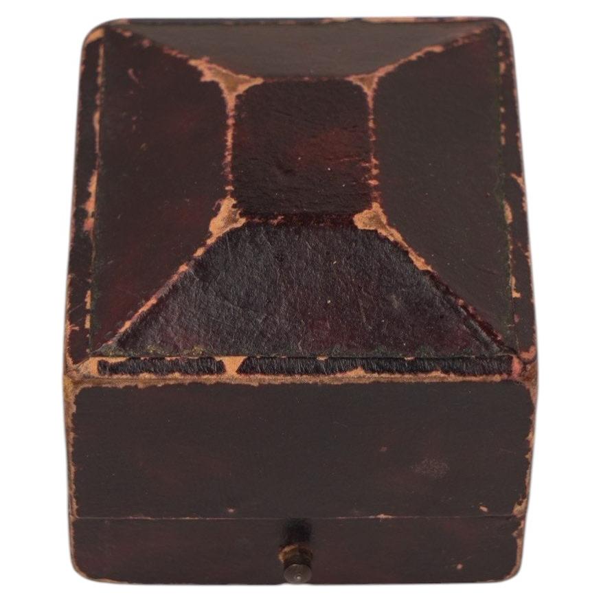 Boîte à bagues ancienne de la marque J. W. Henn and Sons