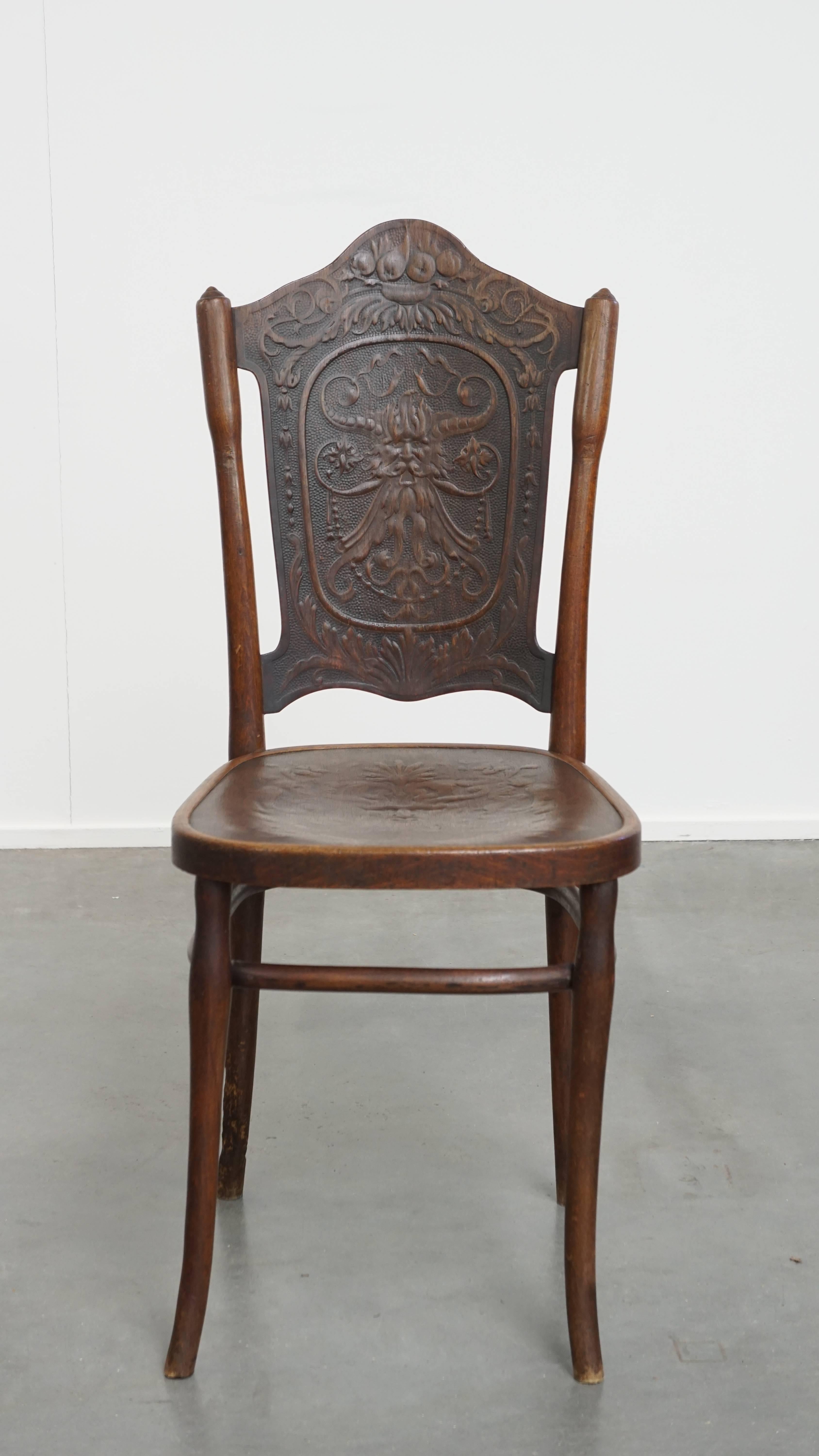 Cette chaise Thonet originale de Jacob et Josef Kohn, datant du début du 20e siècle, est magnifiquement sculptée. 

Cette superbe chaise ancienne de Jacob et Josef Kohn date du début des années 1900 et présente de magnifiques motifs dans le bois. Il