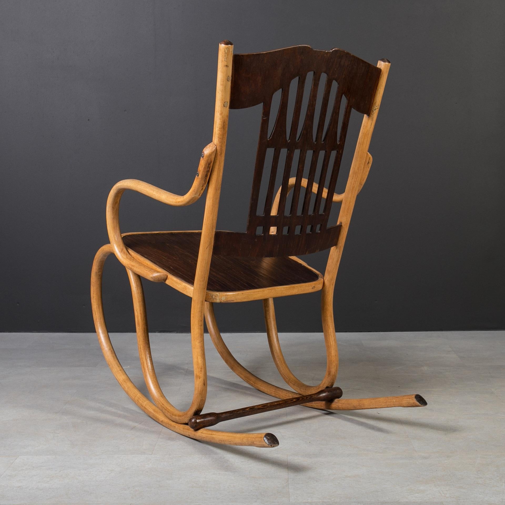 Chaise à bascule ancienne Jacob & Josef Kohn, design Art Nouveau, bois cintré, restaurée en vente 4