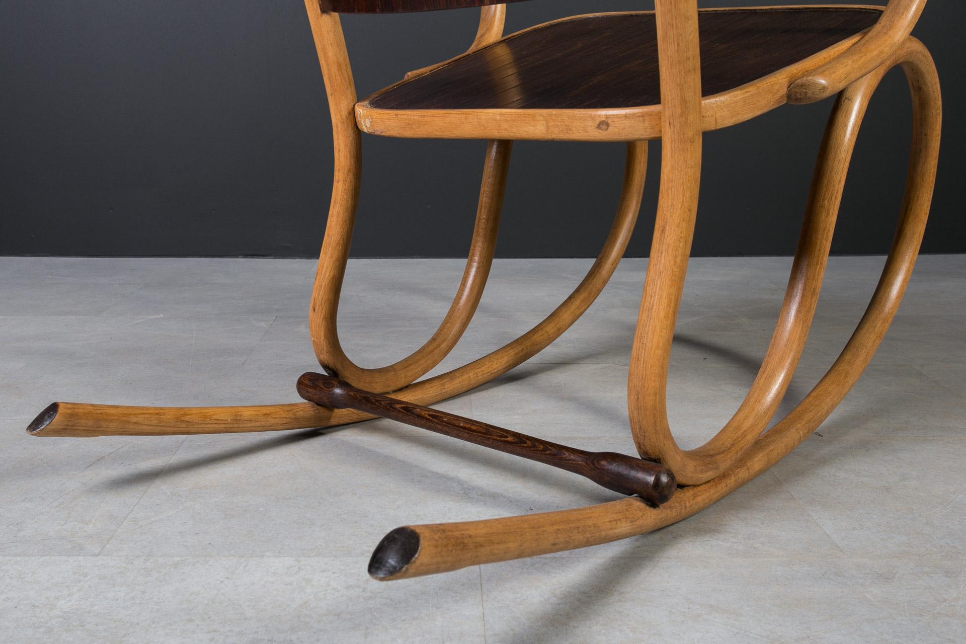 Chaise à bascule ancienne Jacob & Josef Kohn, design Art Nouveau, bois cintré, restaurée en vente 5