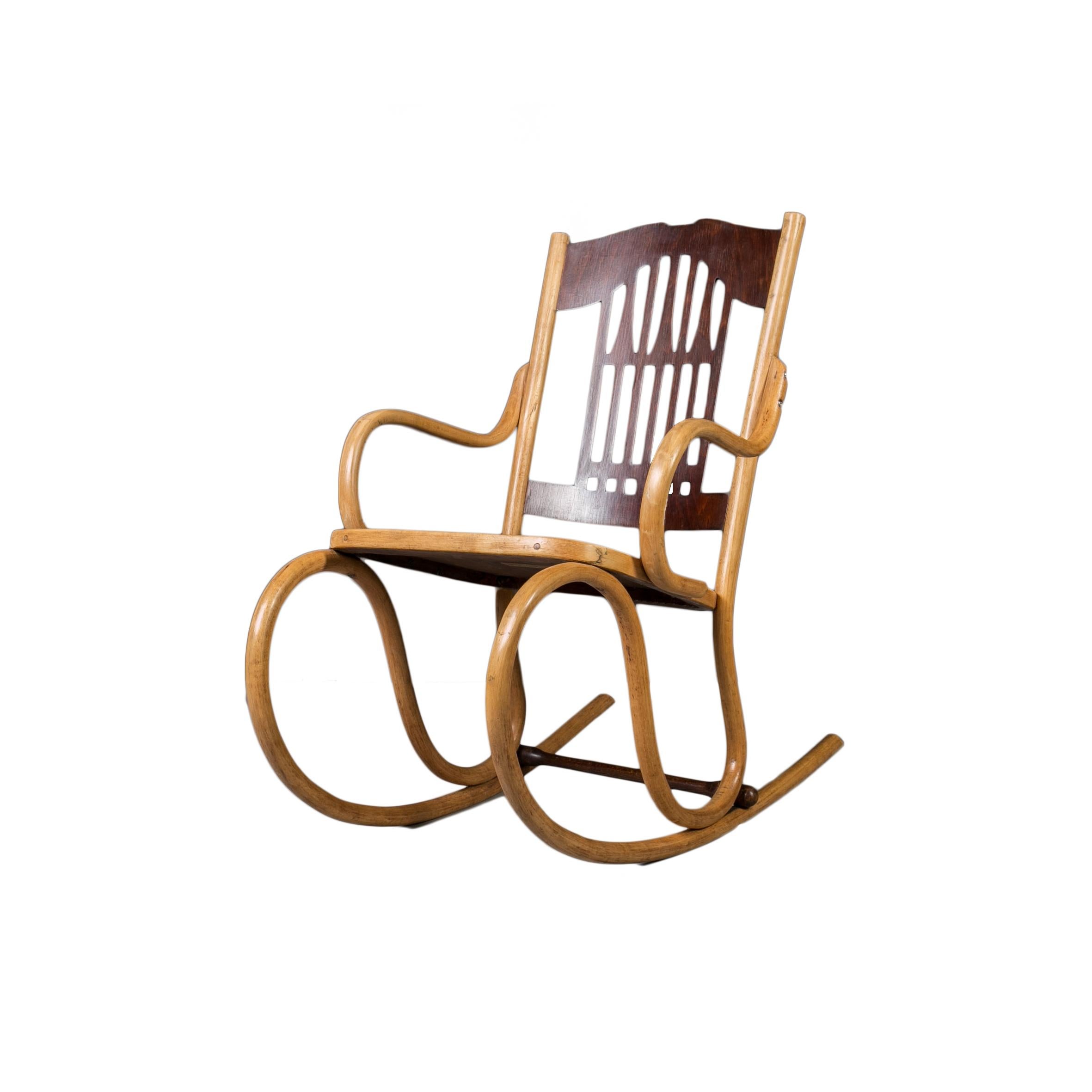 Ce fauteuil à bascule unique a été fabriqué par Jacob & Josef Kohn, l'un des fabricants de meubles en bois courbé les plus renommés de la fin du XIXe siècle et du début du XXe siècle, connu pour sa collaboration avec les architectes de l'ère Art