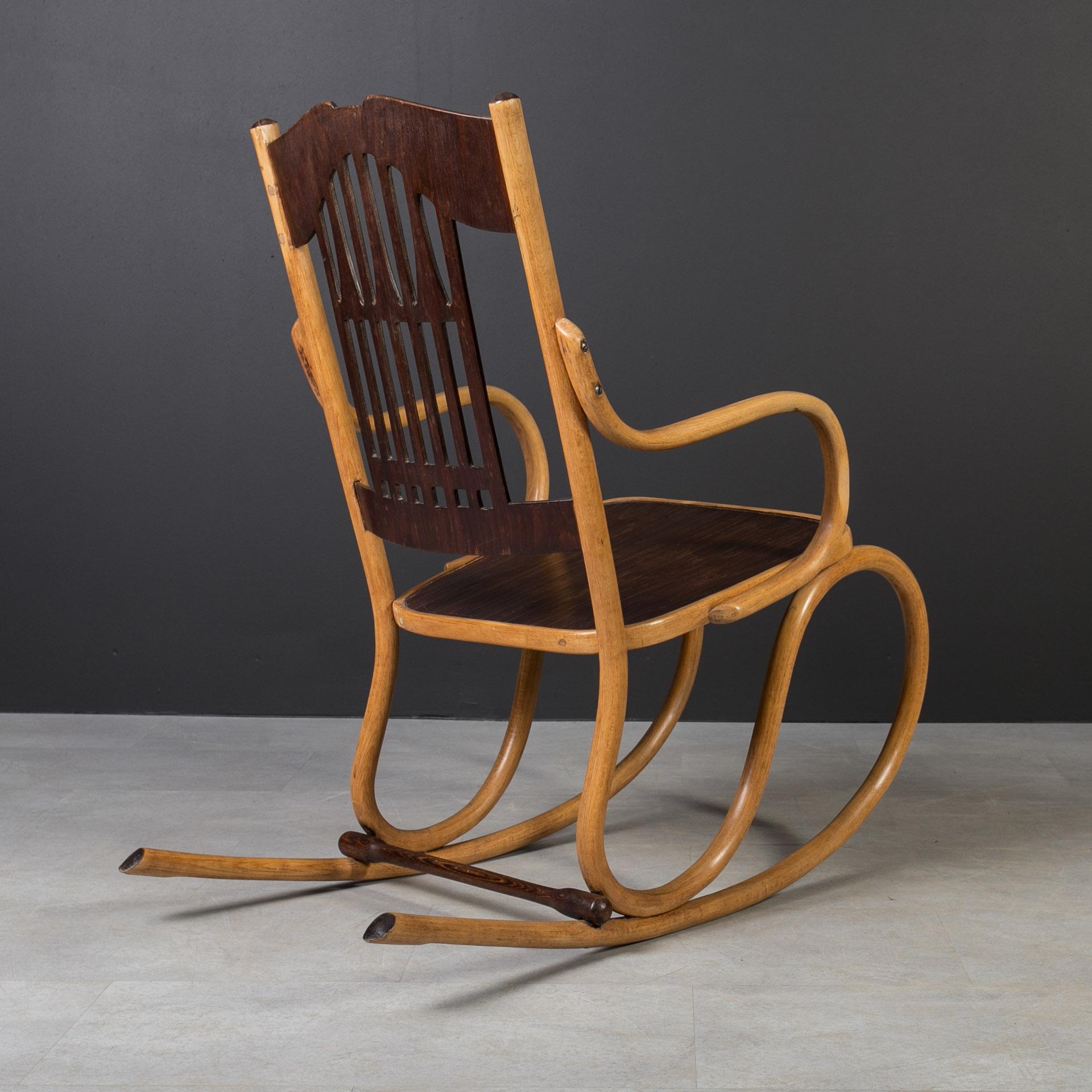 Art nouveau Chaise à bascule ancienne Jacob & Josef Kohn, design Art Nouveau, bois cintré, restaurée en vente
