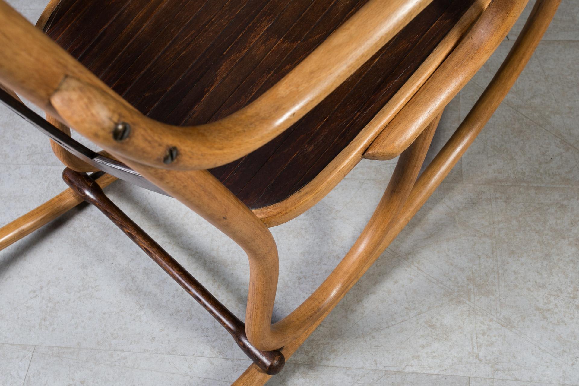 Tchèque Chaise à bascule ancienne Jacob & Josef Kohn, design Art Nouveau, bois cintré, restaurée en vente