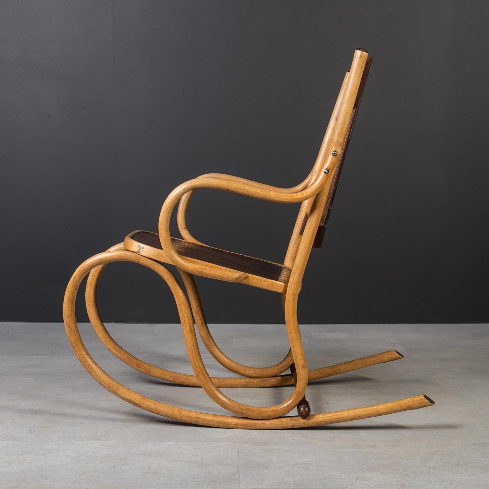 Chaise à bascule ancienne Jacob & Josef Kohn, design Art Nouveau, bois cintré, restaurée Bon état - En vente à Wrocław, Poland