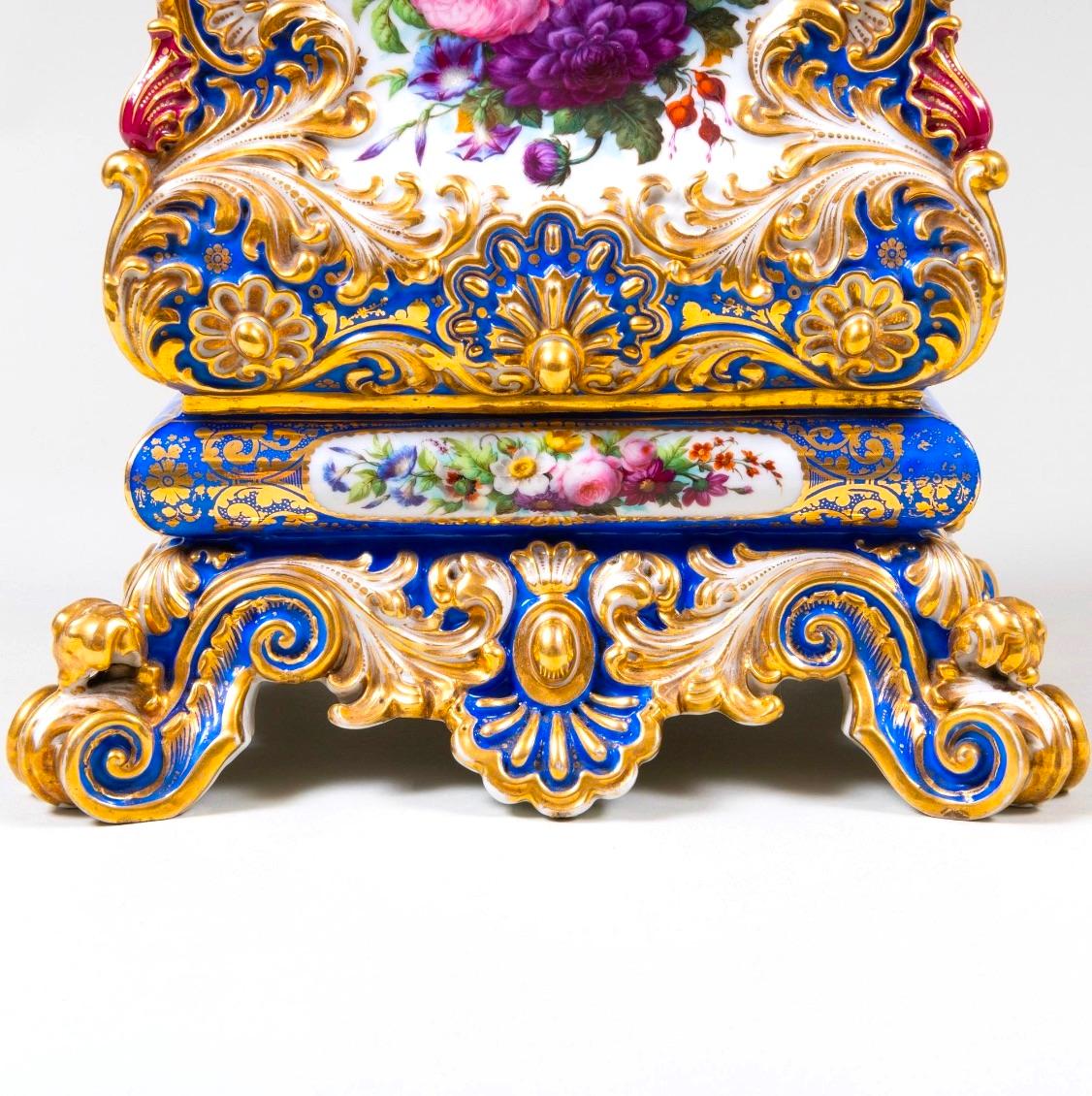 Antike Jacob Petit Blaugrund / vergoldet dekorierte Porzellanuhr auf festem Stand (Louis XVI.)