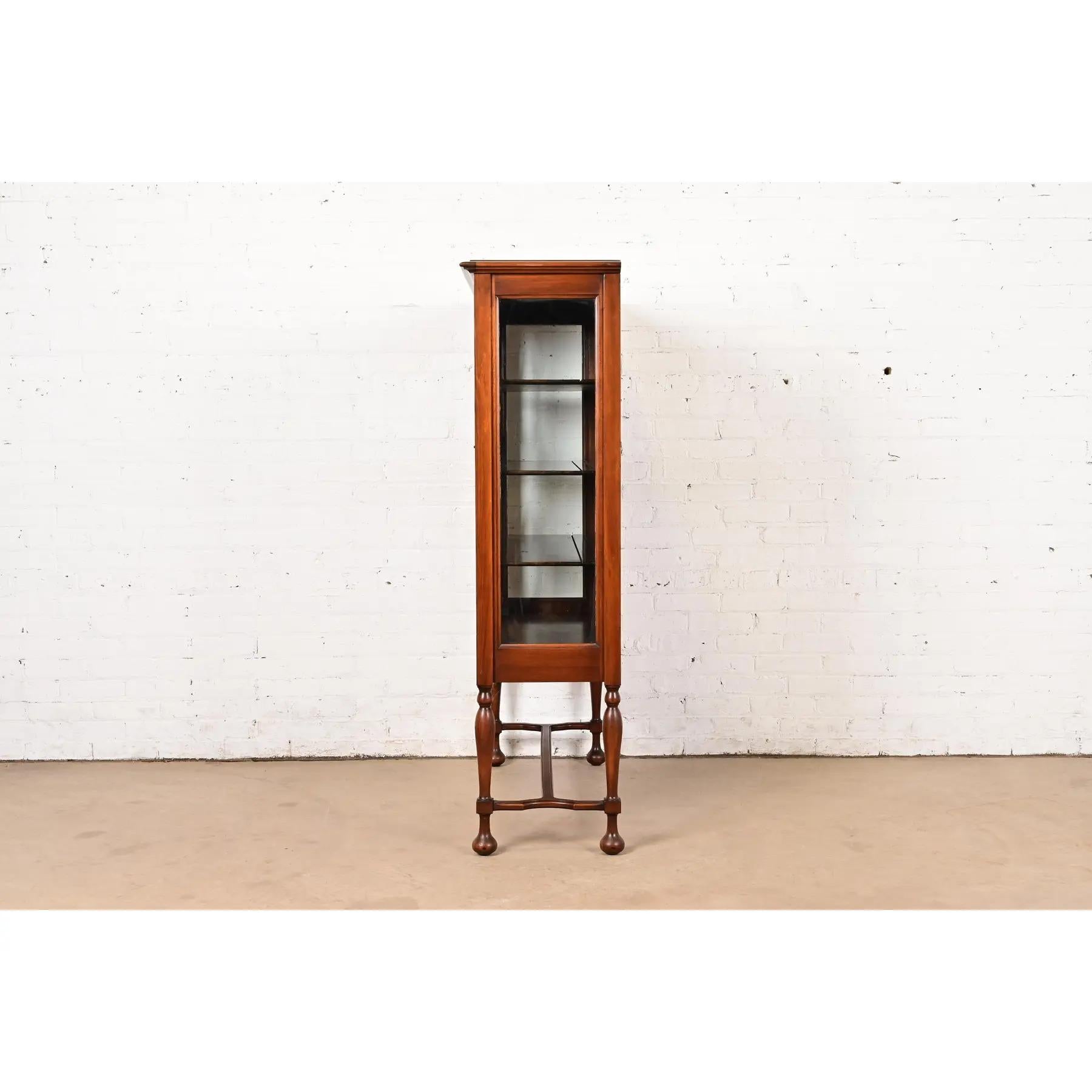 Antica libreria o vetrinetta in noce intagliato Jacobean Walnut, circa anni '20 in vendita 4