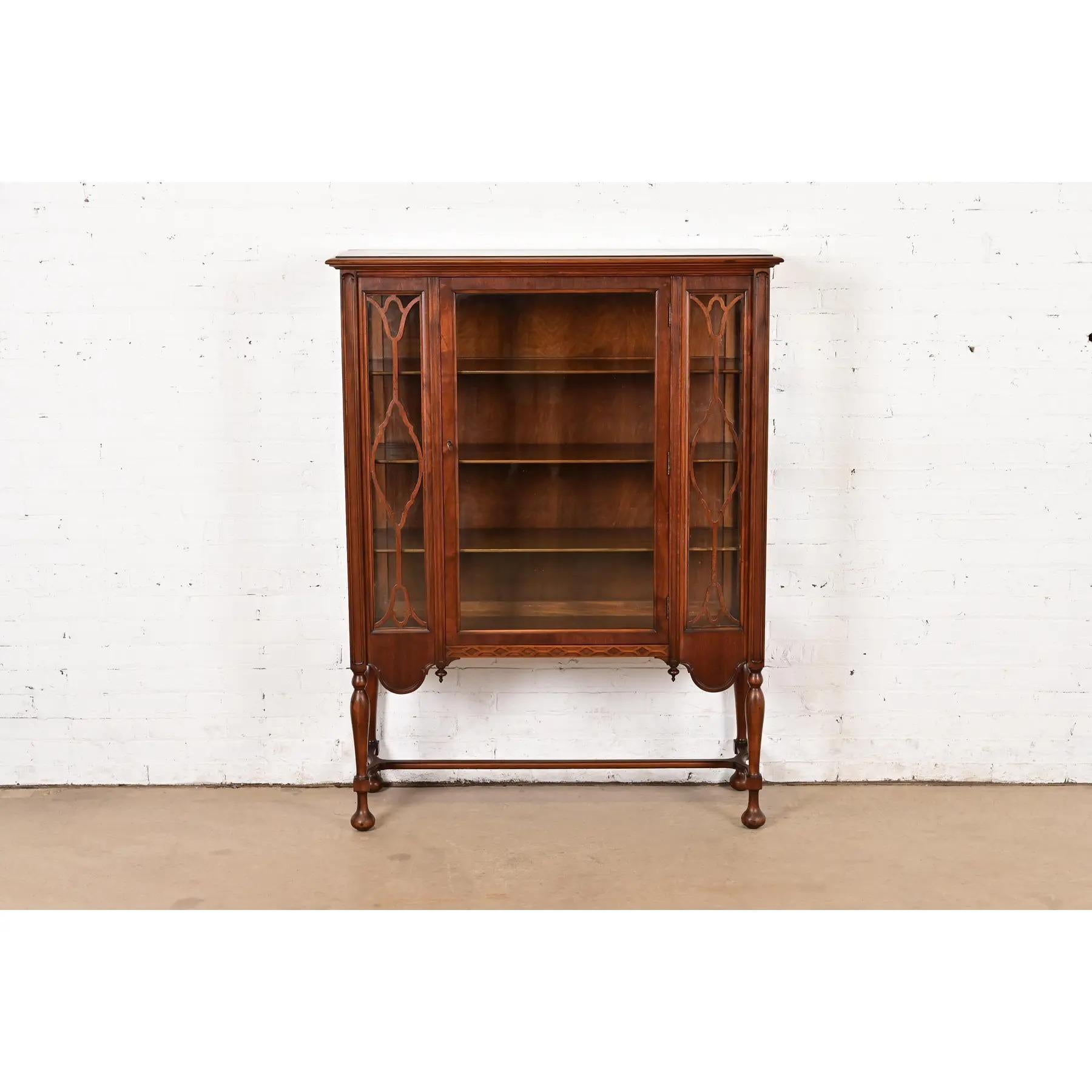 Una splendida libreria antica inglese in stile giacobino o William & Mary, un mobile da pranzo o un mobile da bar

Alla maniera di Berkey & Gay

Di Royal Mantel and Furniture Co.

USA, circa anni '20

Misure: 44
