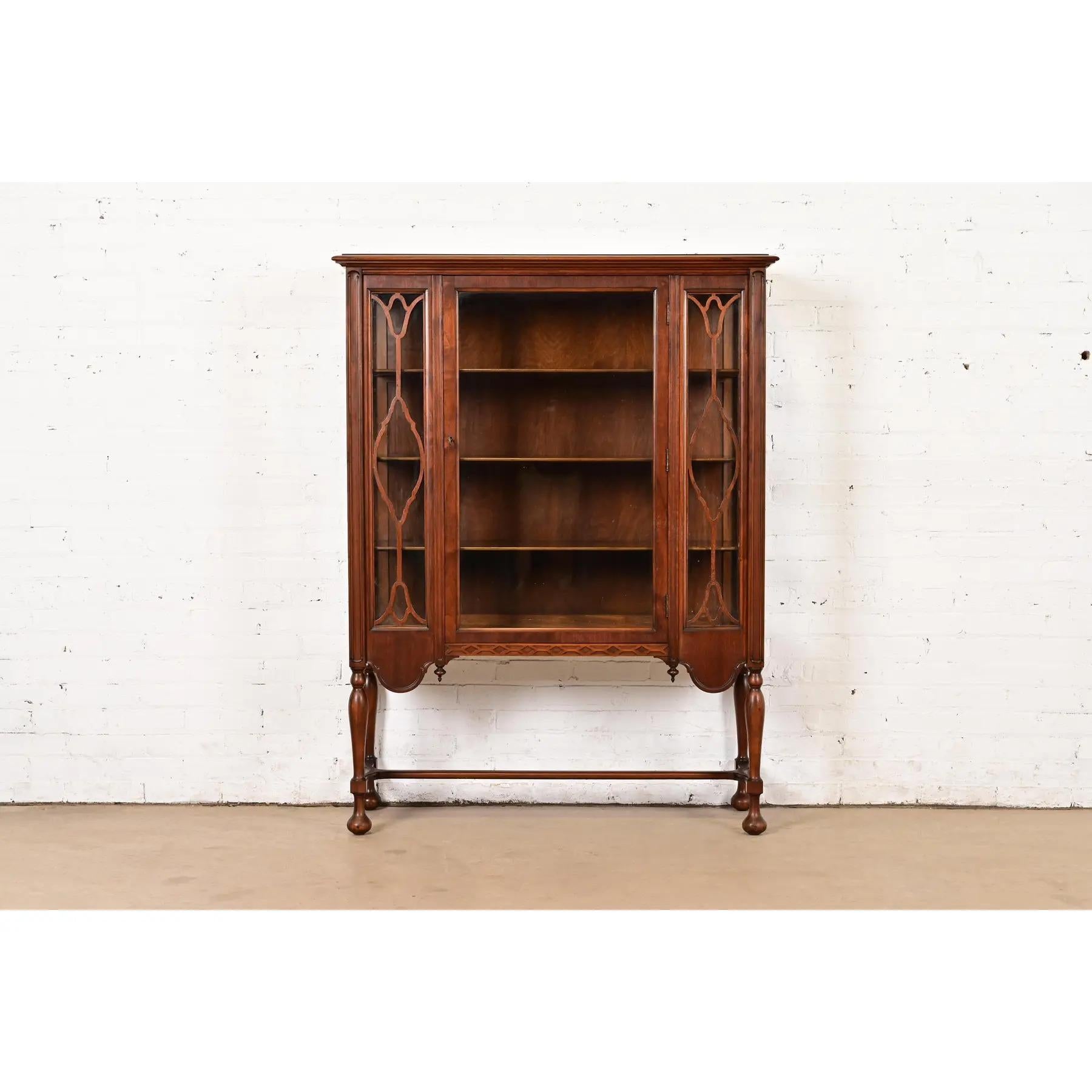 Giacobiano Antica libreria o vetrinetta in noce intagliato Jacobean Walnut, circa anni '20 in vendita