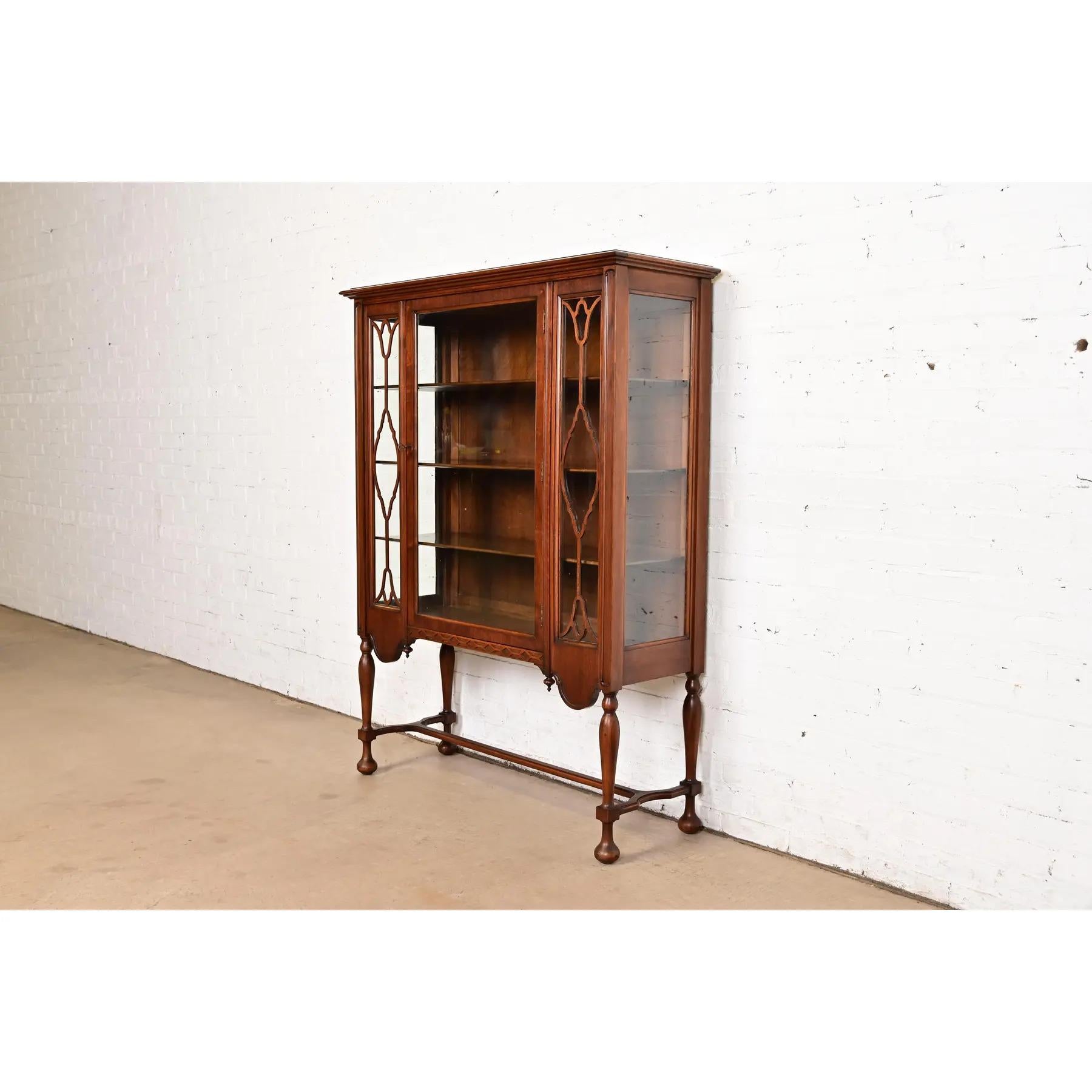 Americano Antica libreria o vetrinetta in noce intagliato Jacobean Walnut, circa anni '20 in vendita