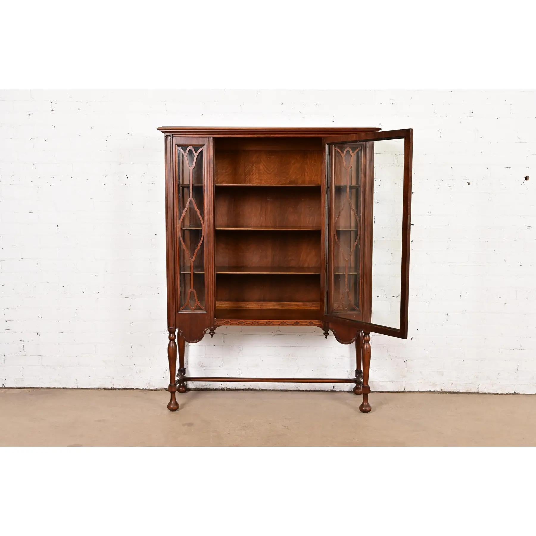 Inizio XX secolo Antica libreria o vetrinetta in noce intagliato Jacobean Walnut, circa anni '20 in vendita