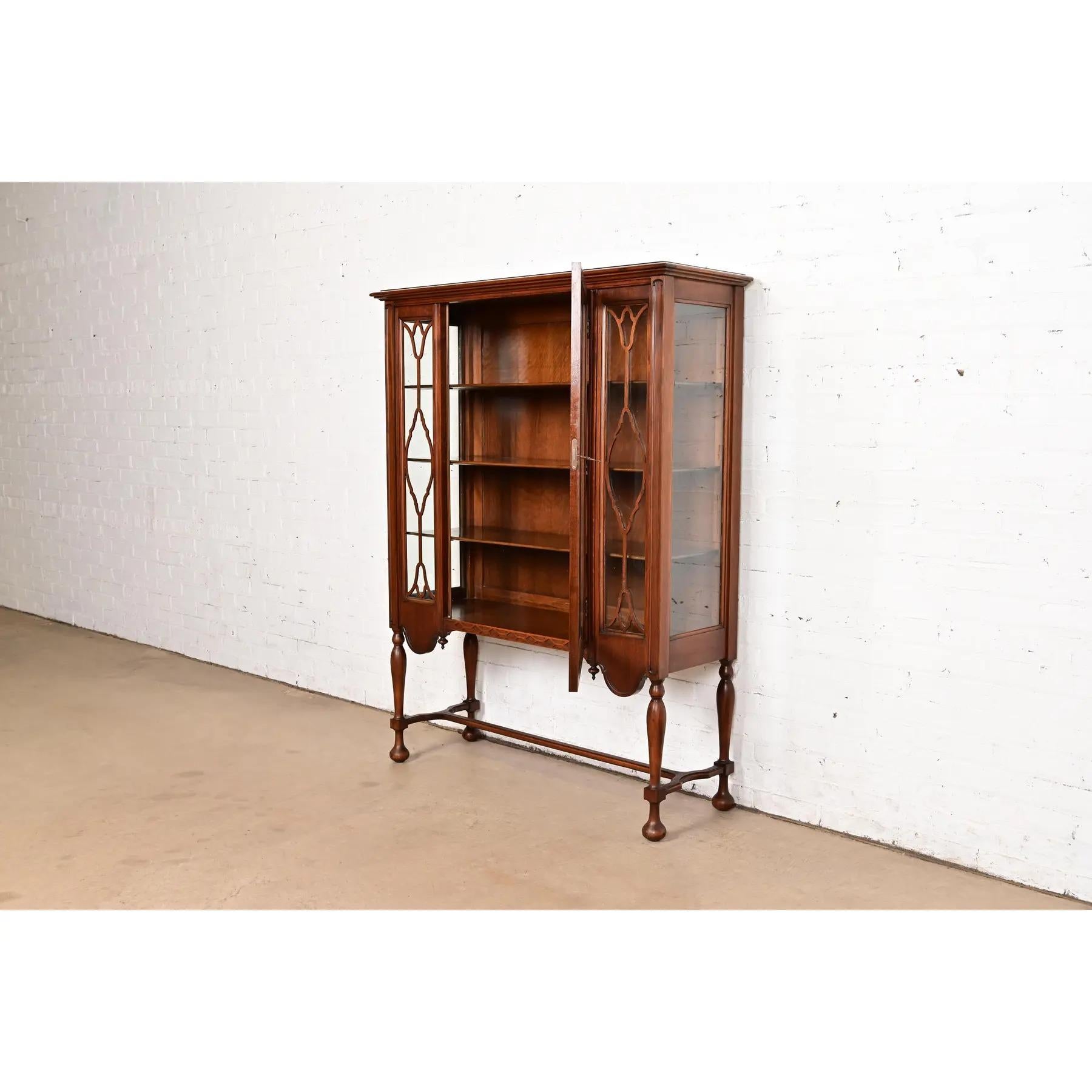 Vetro Antica libreria o vetrinetta in noce intagliato Jacobean Walnut, circa anni '20 in vendita